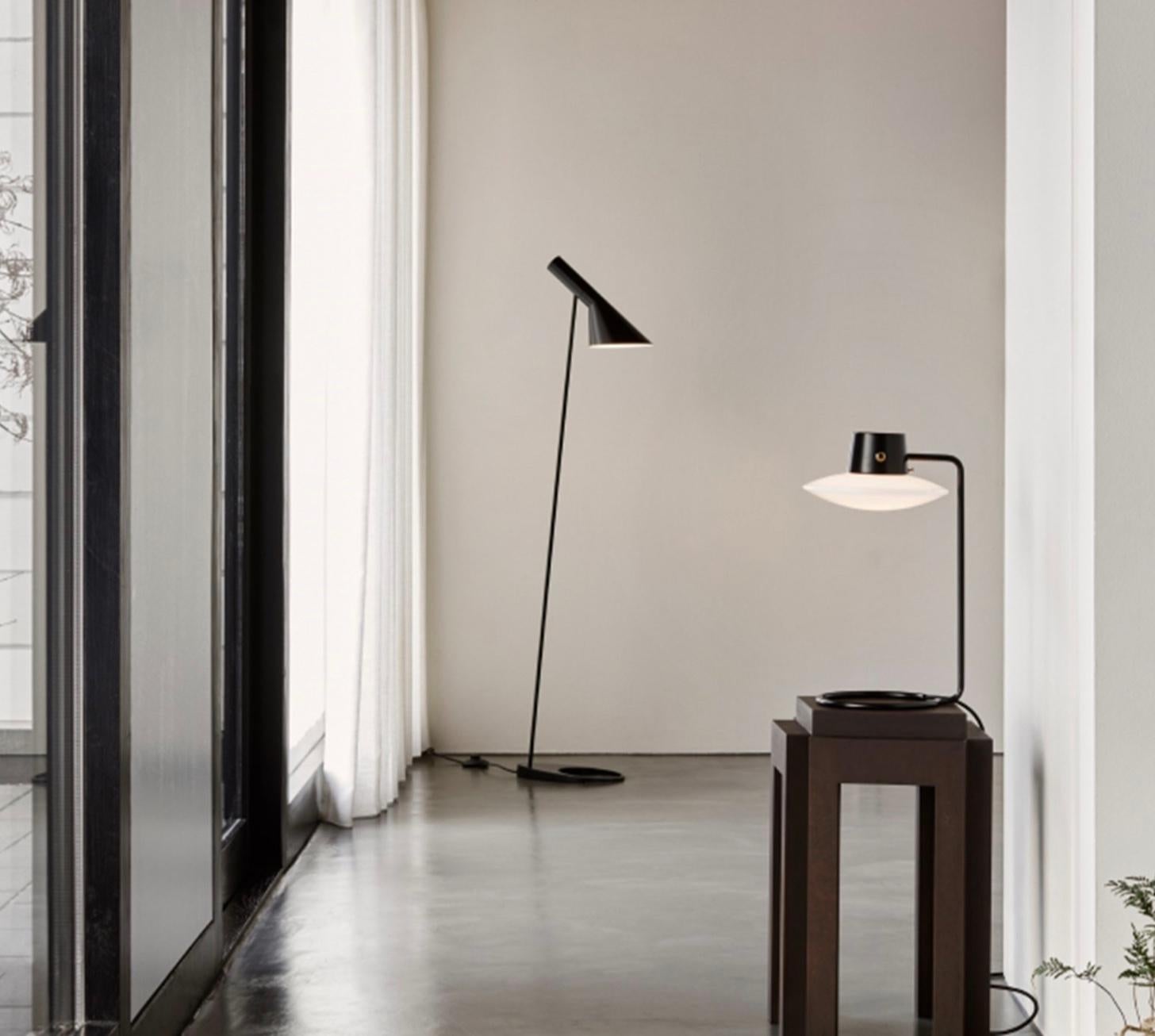XXIe siècle et contemporain Lampe de bureau AJ Oxford en verre opalin 280 mm d'Arne Jacobsen pour Louis Poulsen 1963 en vente