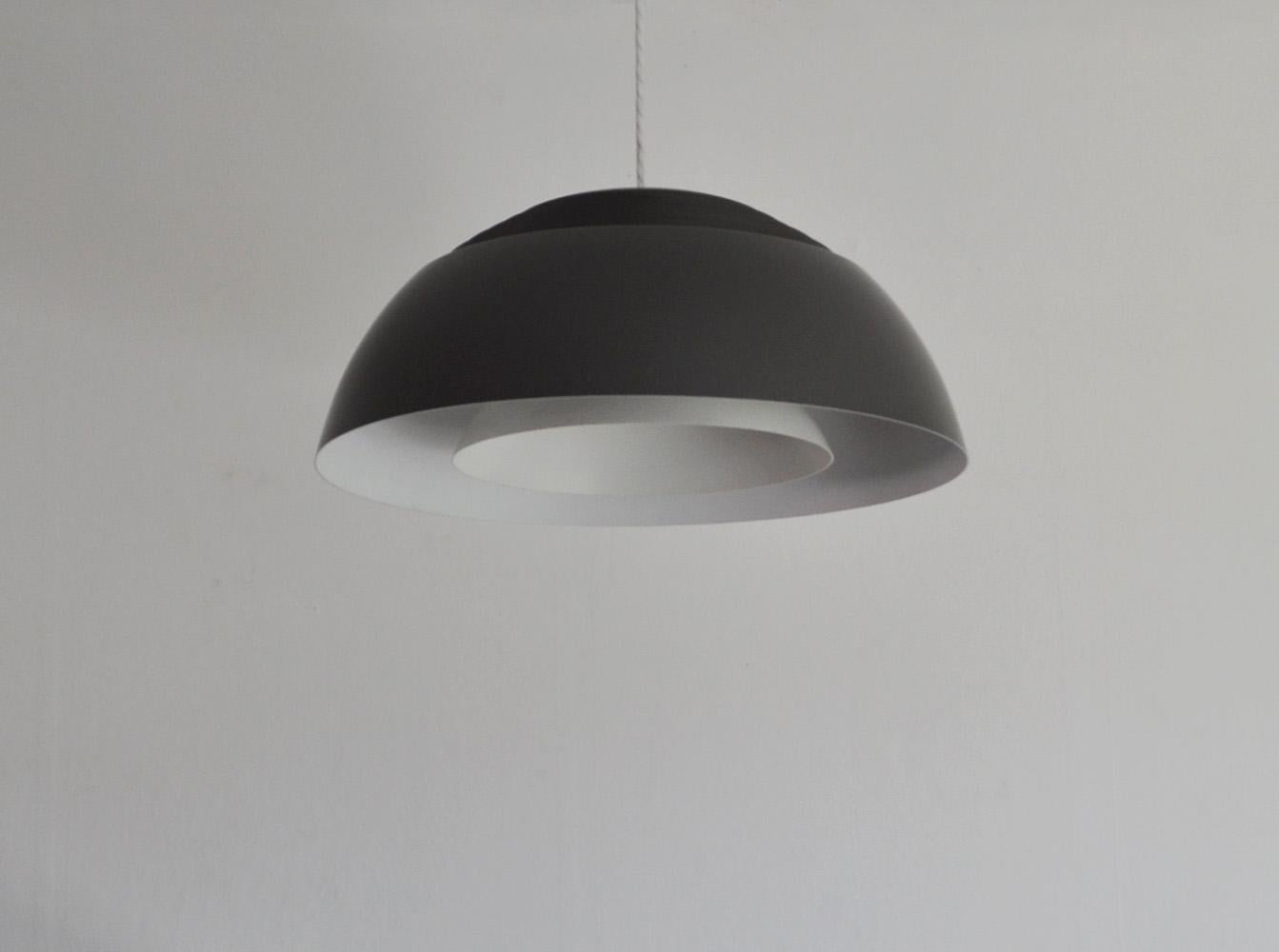 Arne Jacobsen designed the AJ Royal pendant lamp for the SAS Royal Hotel in Copenhagen in 1957. It was manufactured by Louis Poulsen.
The white lacquered inner shades diffuses the light upwards and downwards, so this pendant lamp is very suitable