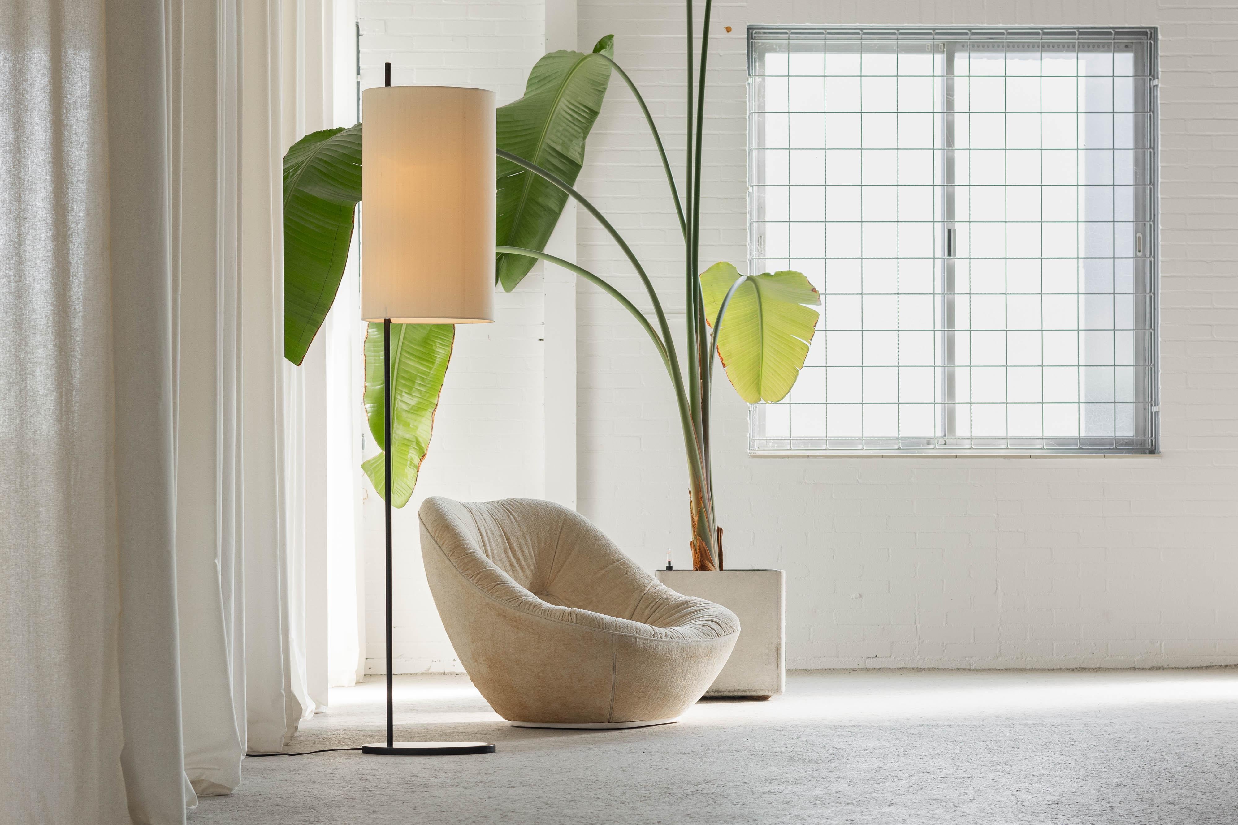 The AJ Royal Floor Lamp, designed by the renowned Danish architect and designer Arne Jacobsen in 1958, is an exceptional piece of Scandinavian modern design. Created for Louis Poulsen, Denmark, this lamp was part of Jacobsen’s comprehensive design
