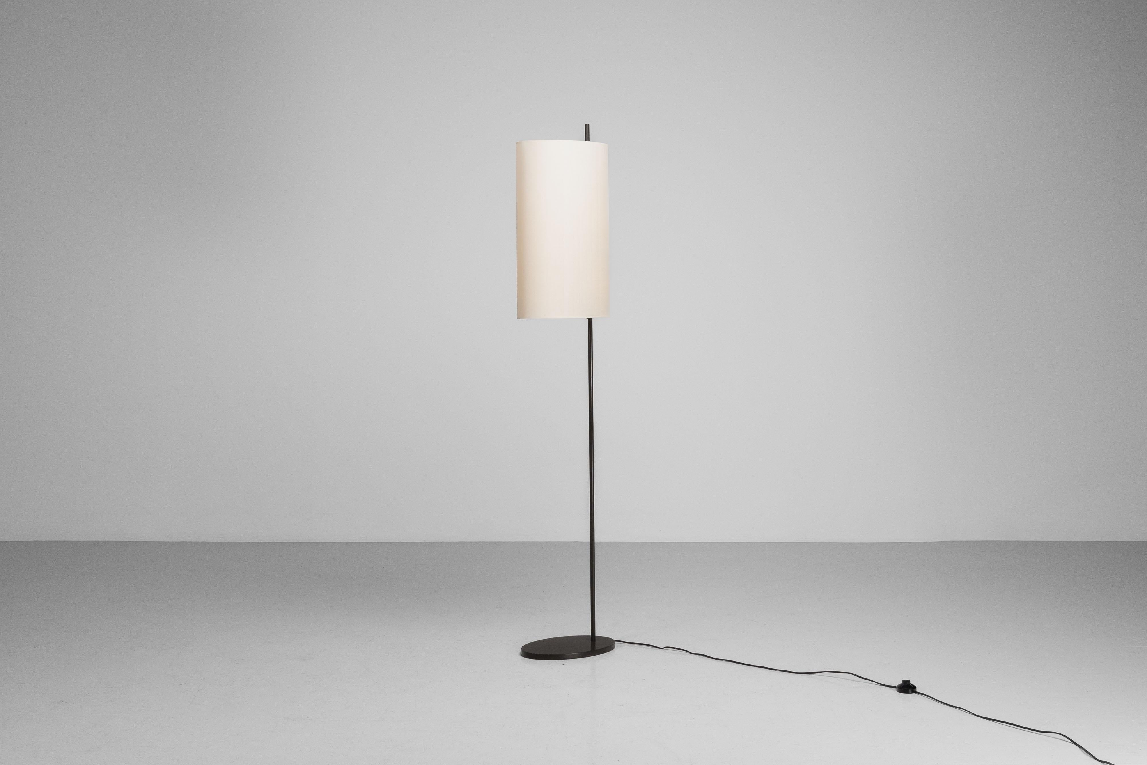 Arne Jacobsen AJ Royal SAS floor lamp Louis Poulsen 1958 In Good Condition For Sale In Roosendaal, Noord Brabant