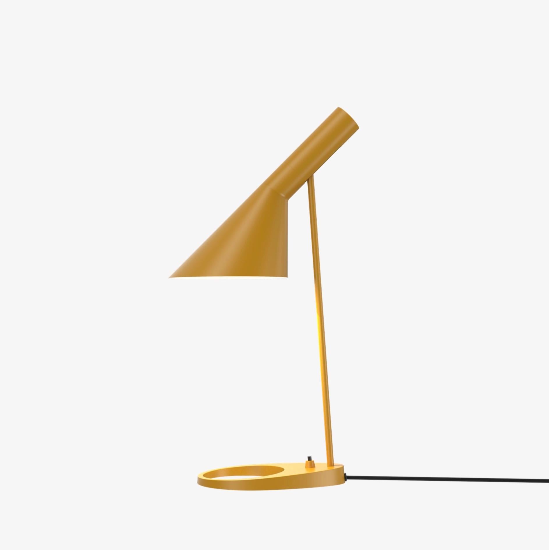 Mesa AJ de Arne Jacobsen en amarillo ocre para Louis Poulsen. Diseñado en 1957. Nuevo, producción actual.

Arne Jacobsen diseñó la Lámpara AJ para el Hotel SAS Royal de Copenhague (Radisson Collection) en 1957. Hoy en día, la familia AJ se considera