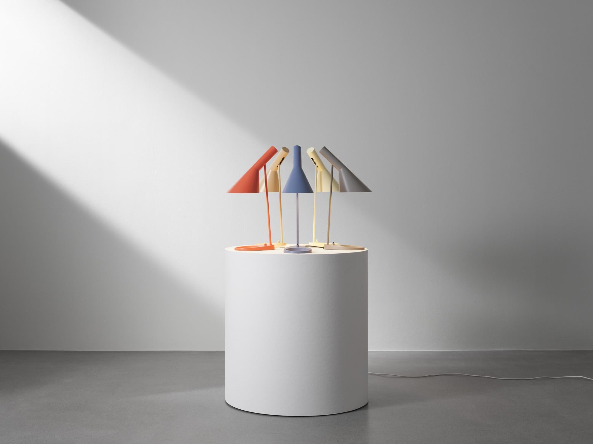 Lampe de table AJ d'Arne Jacobsen en gris chaud pour Louis Poulsen.

La série AJ faisait partie de la collection de luminaires que le célèbre designer danois Arne Jacobsen a créée pour le premier hôtel SAS Royal en 1957. Aujourd'hui, ses designs de