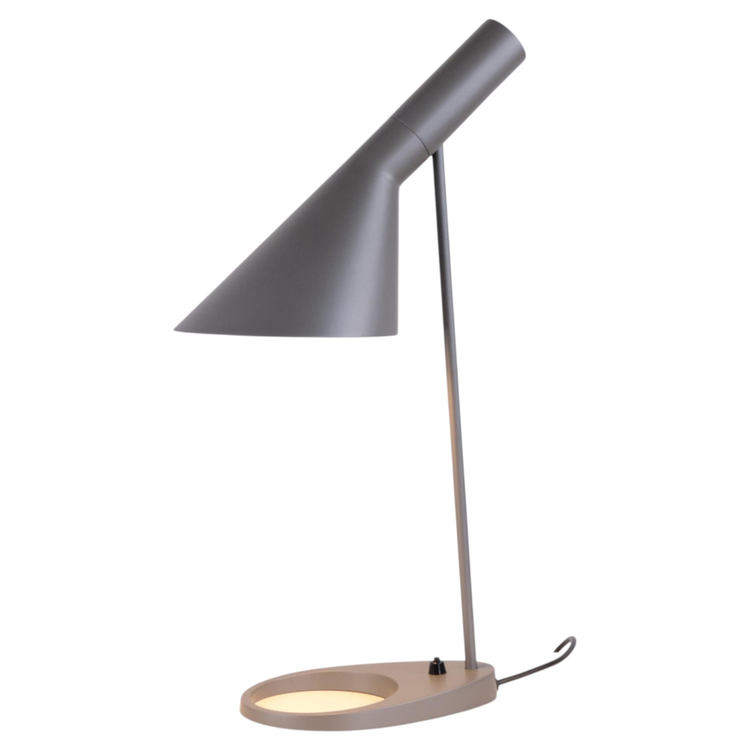 Lampada da tavolo AJ di Arne Jacobsen, grigia, di Louis Poulsen, 1957 in vendita