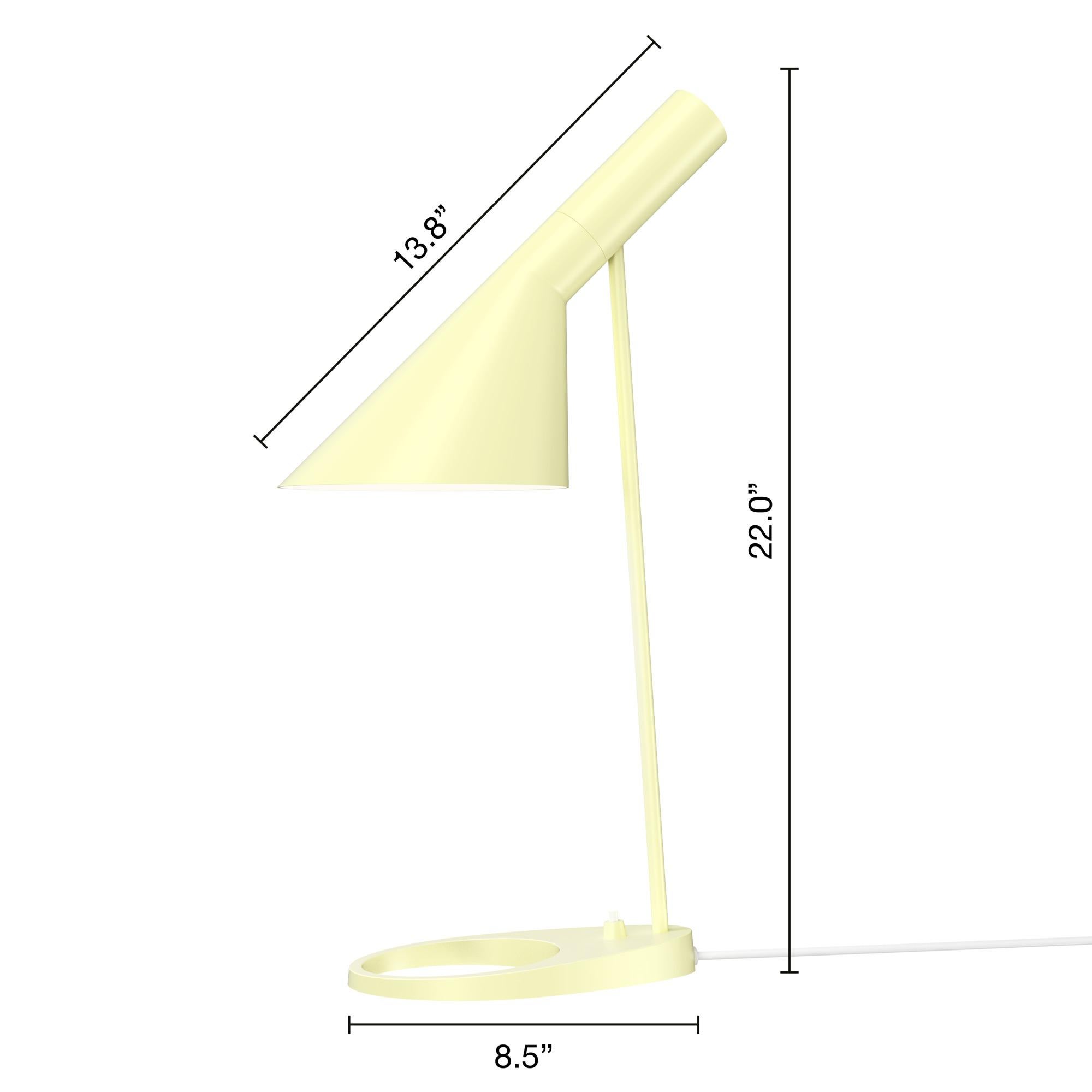 Lampe de table AJ de Arne Jacobsen en Soft Lemon pour Louis Poulsen. 

La série AJ faisait partie de la collection de luminaires que le célèbre designer danois Arne Jacobsen a créée pour le premier hôtel SAS Royal en 1957. Aujourd'hui, ses designs