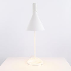 Lampada da tavolo Arne Jacobsen AJ, bianca, di Louis Poulsen, 1957