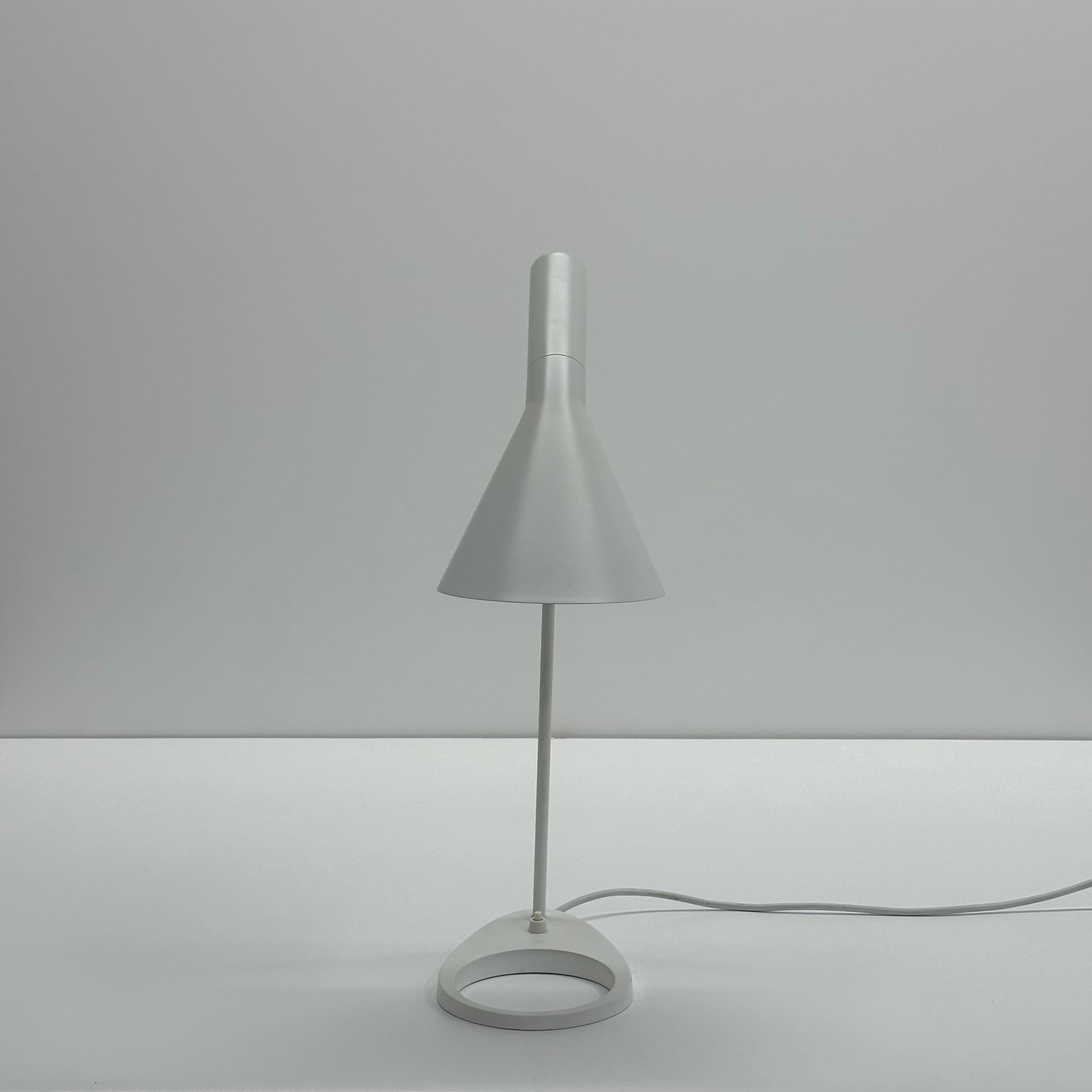 Arne Jacobsen „AJ“ Tischlampe in Weiß für Louis Poulsen, Dänemark, 2000er Jahre (Moderne der Mitte des Jahrhunderts)
