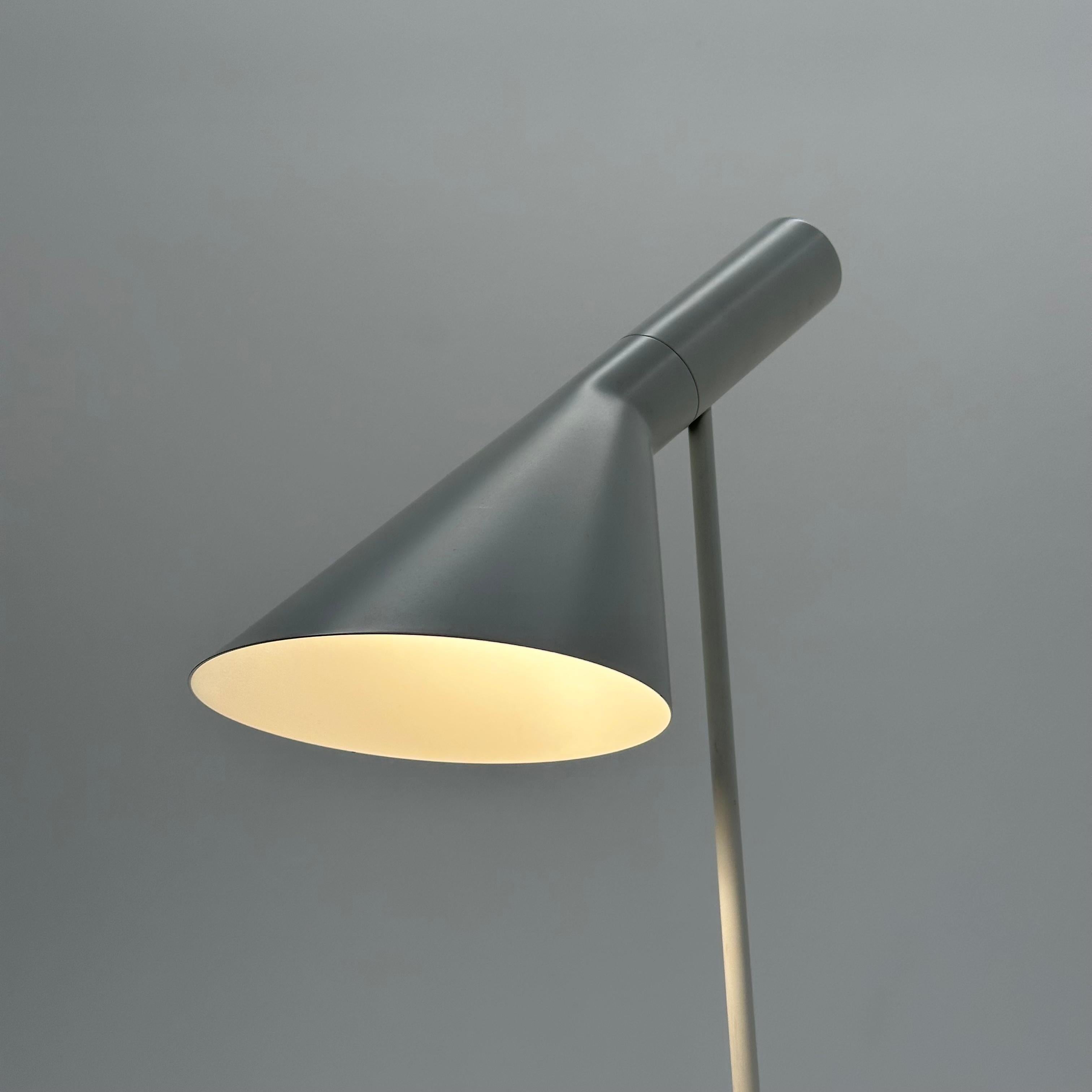Arne Jacobsen „AJ“ Tischlampe in Weiß für Louis Poulsen, Dänemark, 2000er Jahre (Dänisch)