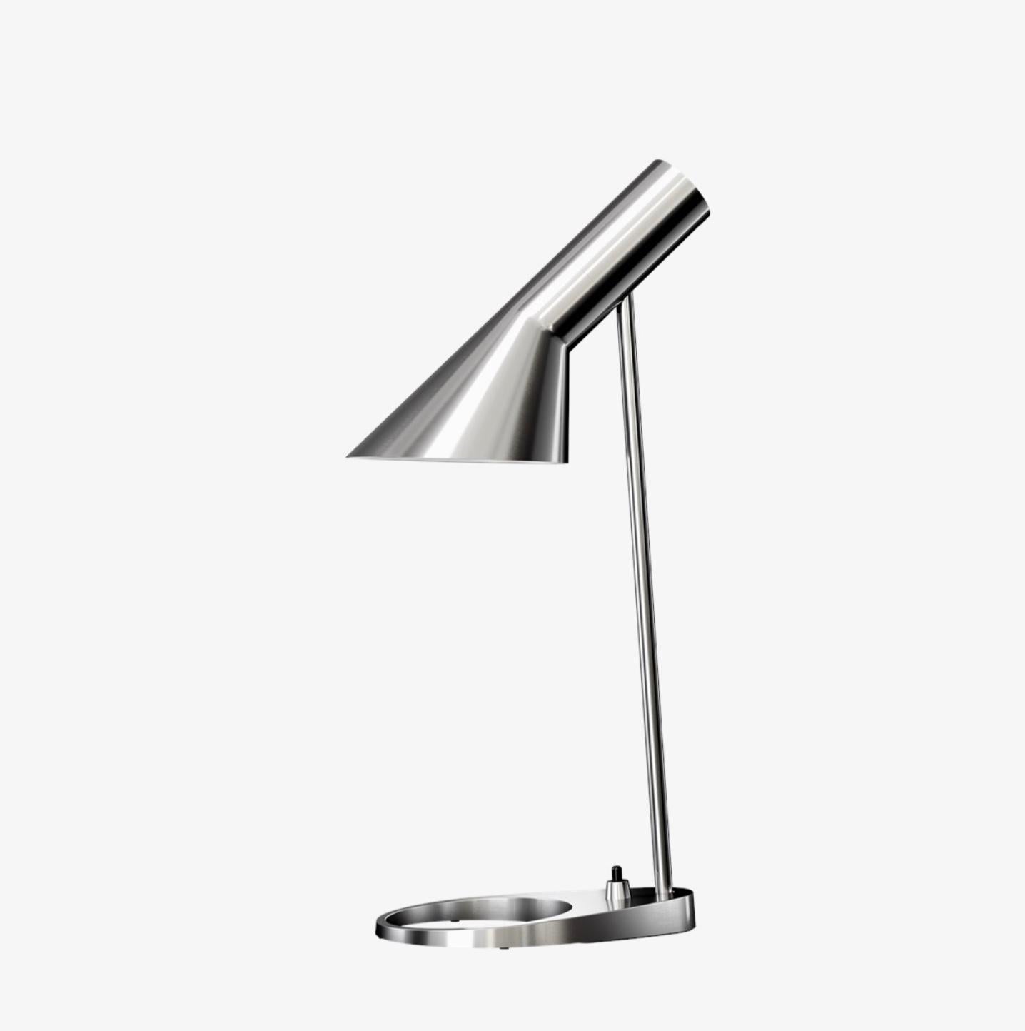 Mesa AJ mini de Arne Jacobsen en acero inoxidable pulido para Louis Poulsen. Diseñado en 1957, reintroducido en 2020. Nuevo, producción actual.

Arne Jacobsen diseñó la Lámpara AJ para el Hotel SAS Royal de Copenhague (Radisson Collection) en