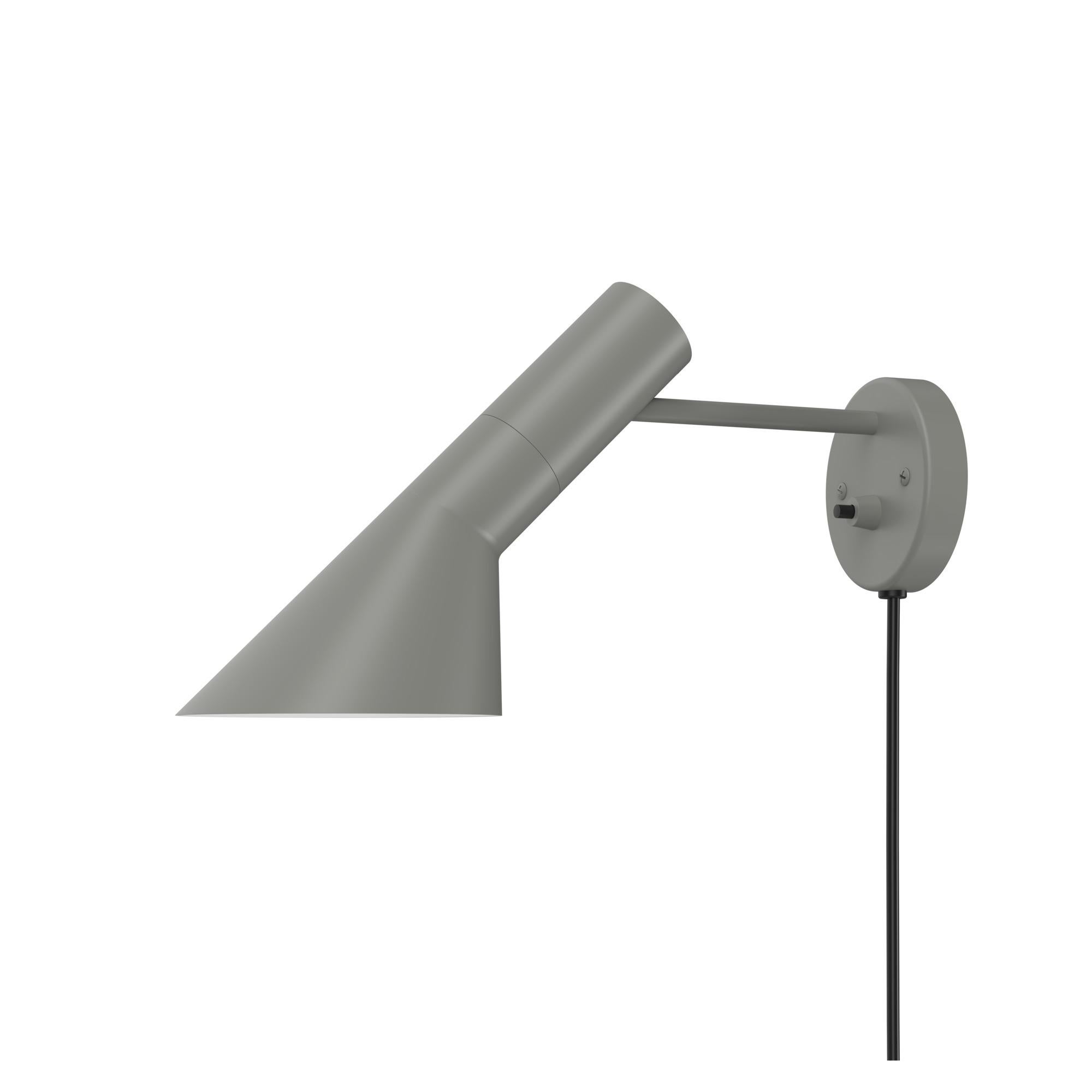 Aplique AJ de Arne Jacobsen para Louis Poulsen en gris cálido.
La serie AJ formaba parte de la iluminación que Jacobsen diseñó para el SAS Royal Hotel original. Hoy, sus diseños de mobiliario e iluminación son buscados por coleccionistas de todo el