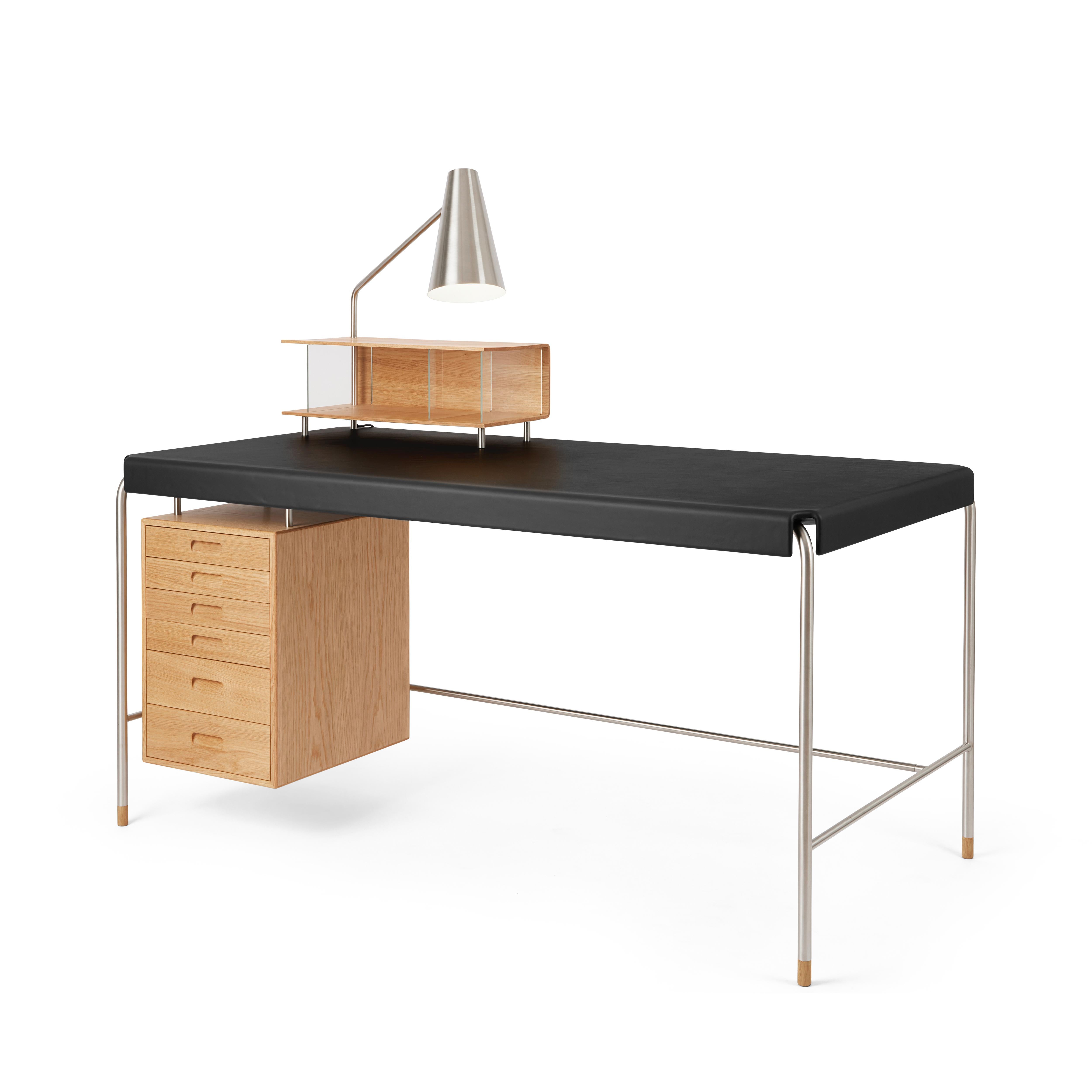 Arne Jacobsen 'AJ52' Desk with Lamp in Oiled Oak & Leather for Carl Hansen & Son

The story of Danish Modern begins in 1908 when Carl Hansen opened his first workshop. His firm commitment to beauty, comfort, refinement, and craftsmanship is evident