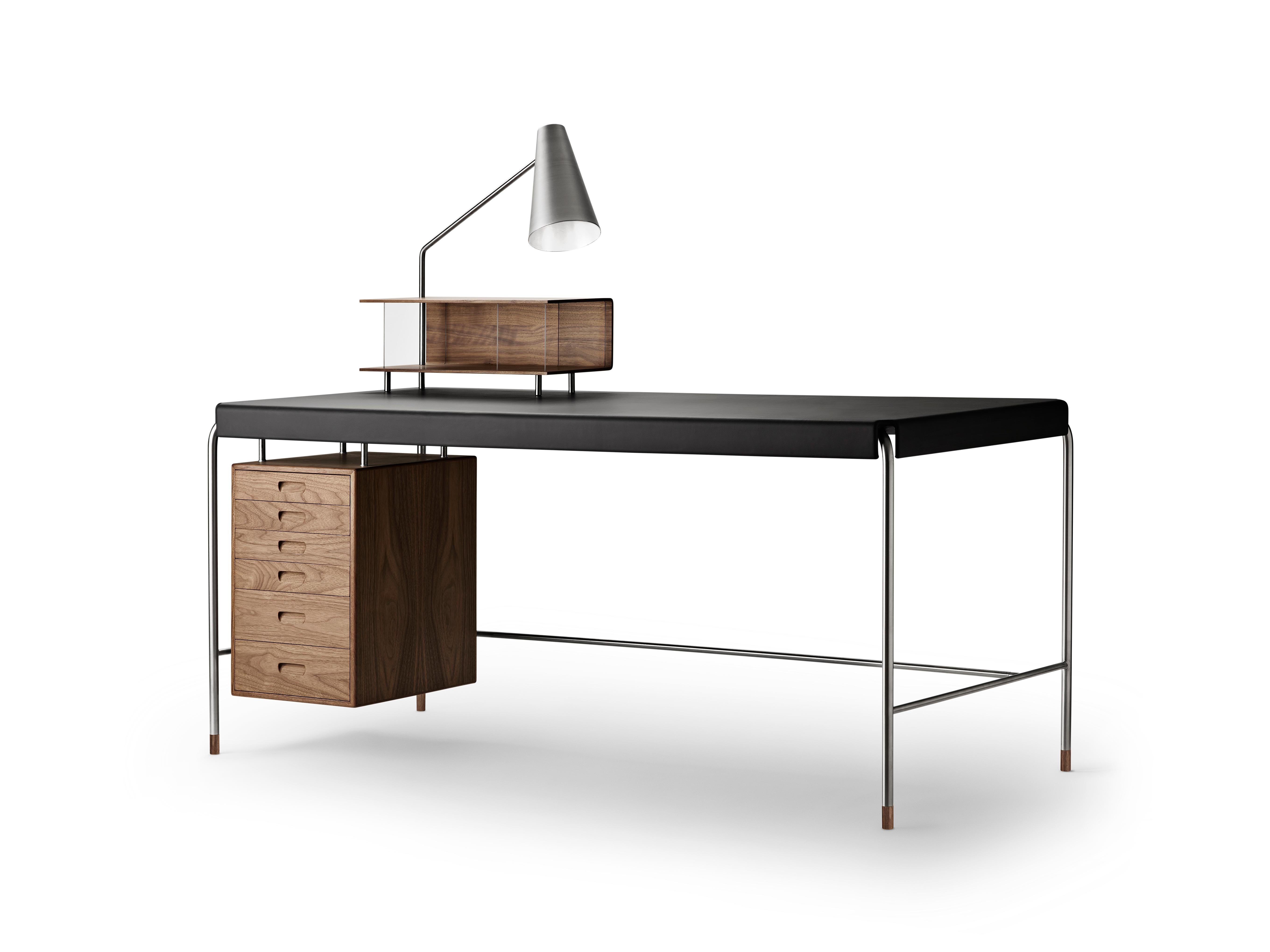 Mid-Century Modern Arne Jacobsen 'AJ52' Desk with Lamp in Walnut & Leather for Carl Hansen & Son For Sale