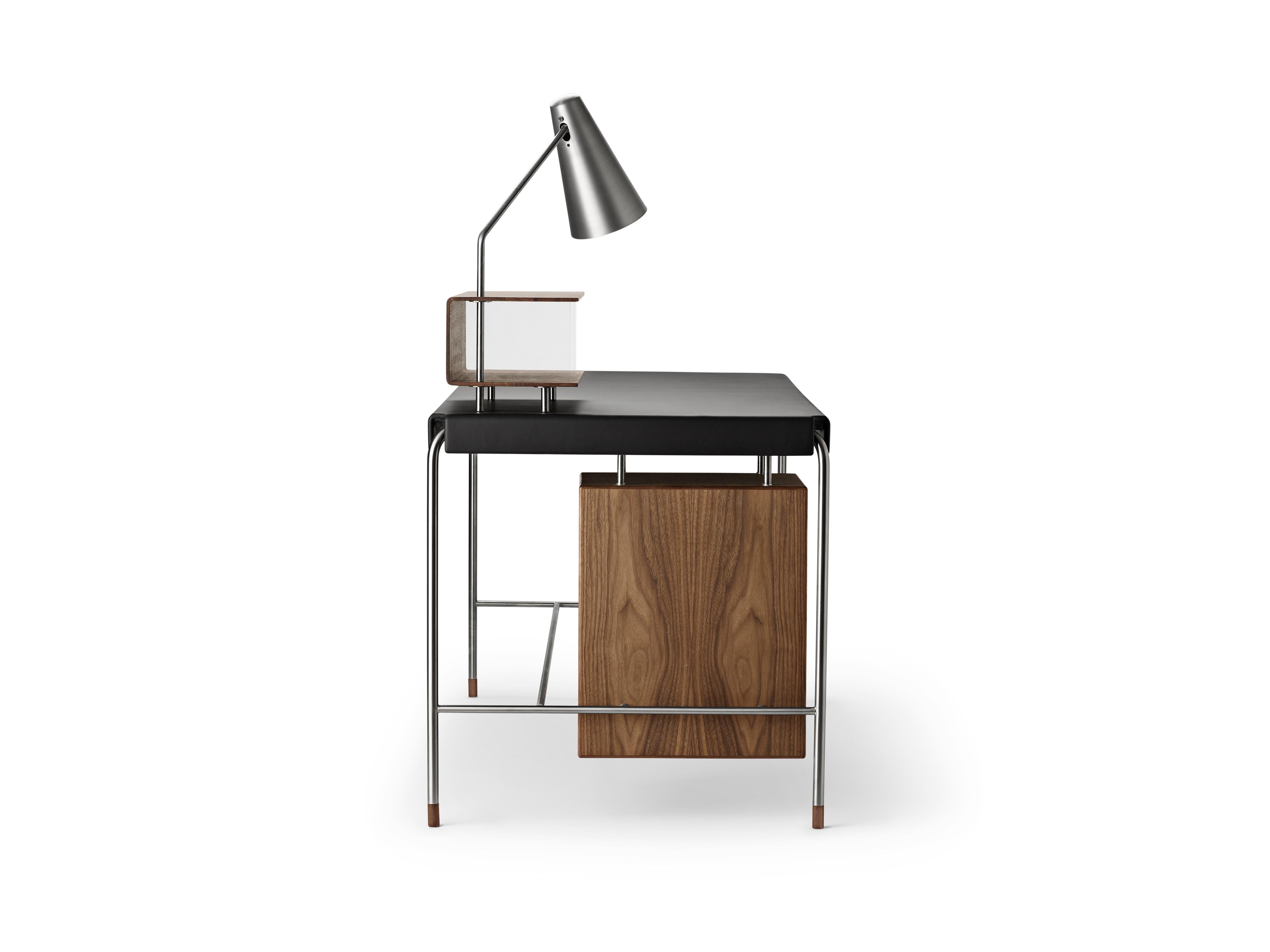 Danish Arne Jacobsen 'AJ52' Desk with Lamp in Walnut & Leather for Carl Hansen & Son For Sale