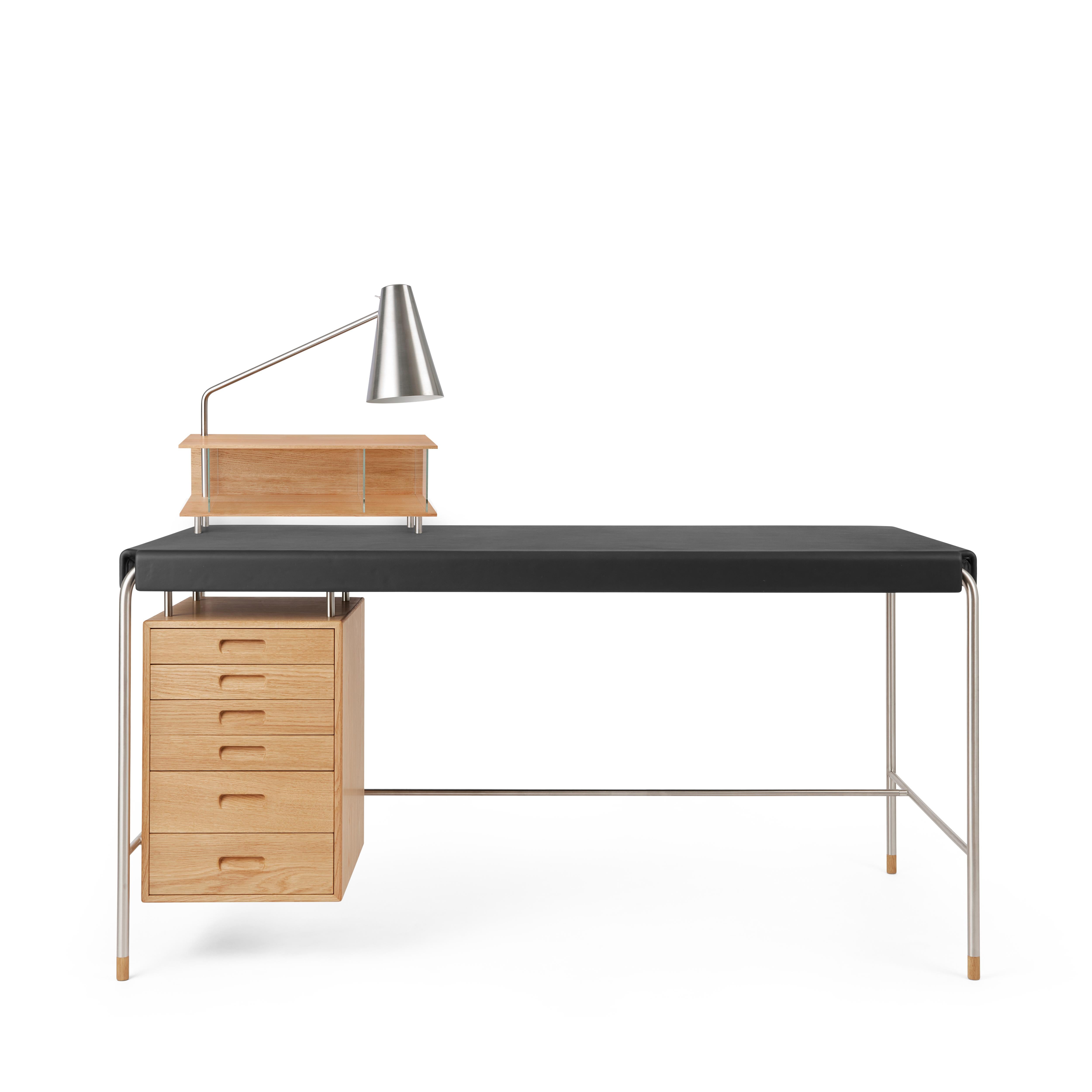 Arne Jacobsen 'AJ52' Desk with Lamp in Walnut & Leather for Carl Hansen & Son For Sale 2