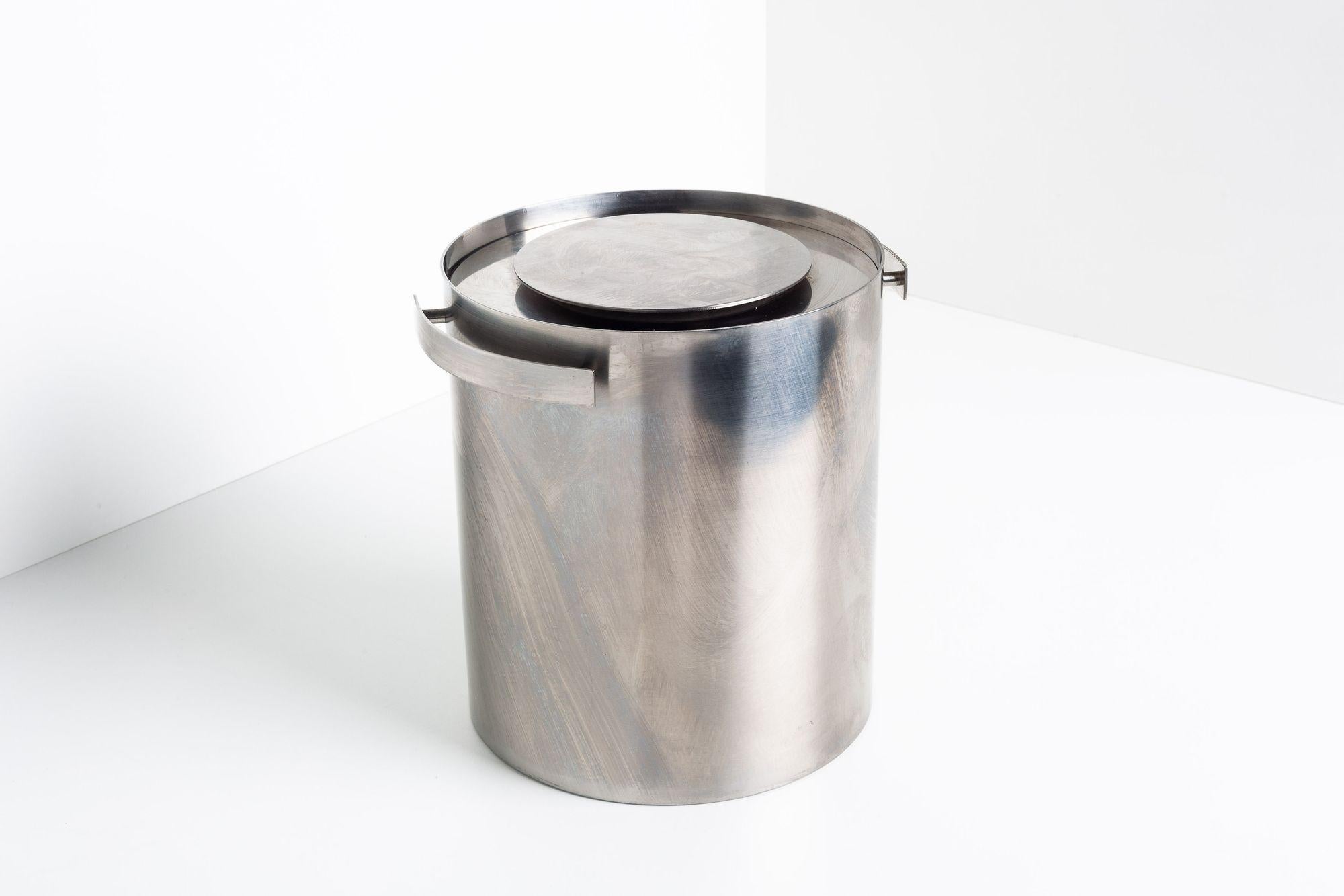 Arne Jacobsen’s original AJ wine cooler/ice bucket was designed in 1969 as part of his Cylinda-Line. The simple cylindrical shape in stainless steel makes for a striking silhouette in any interior. Absolutely ideal for chilling Champagne or wine,