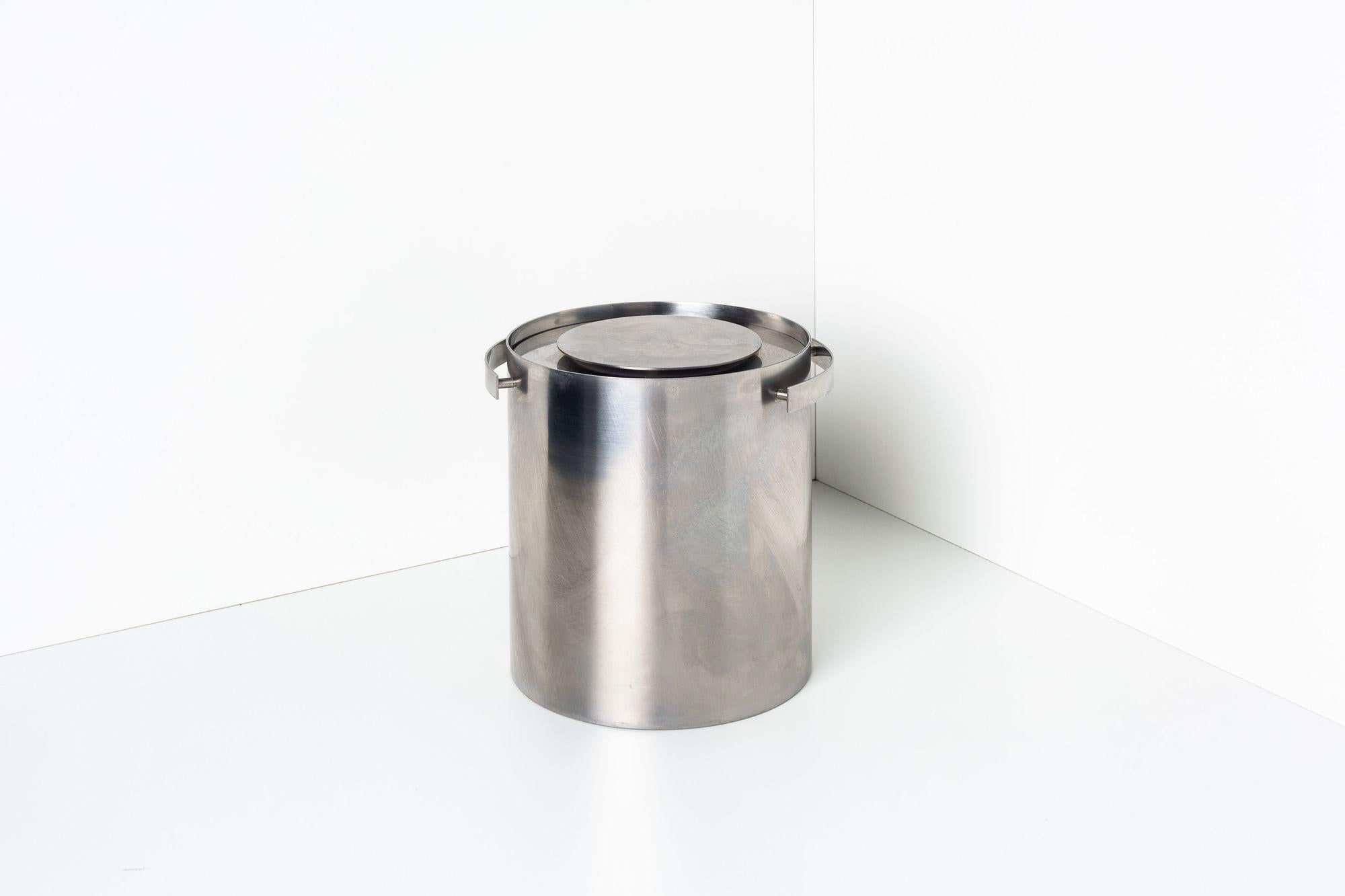 Arne Jacobsen and Cylinda Line Champagne Ice Bucket In Good Condition For Sale In Chicago, IL