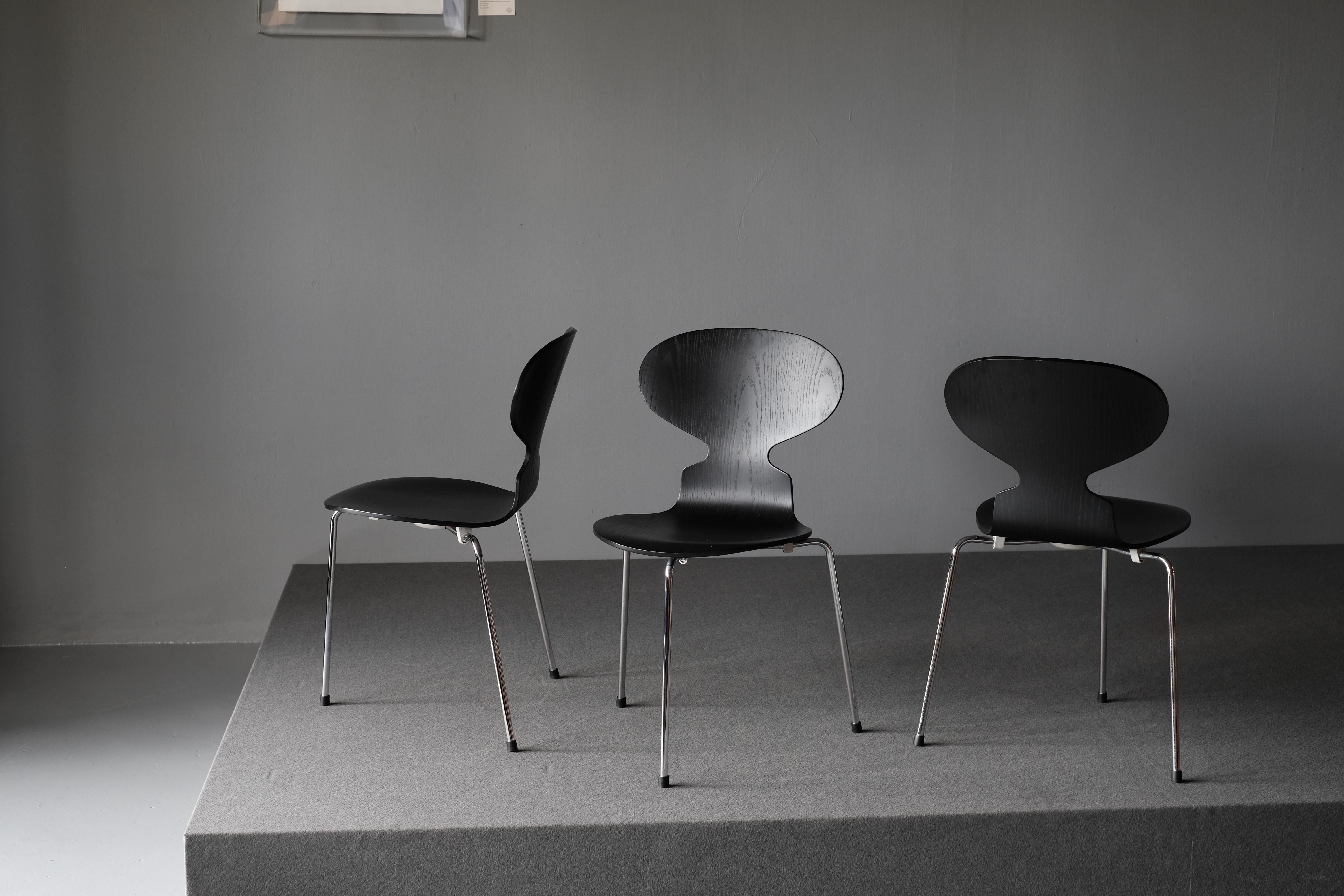 Arne Jacobsen Anniversary Set, 3 "Ant" Chairs and Table For Sale at 1stDibs