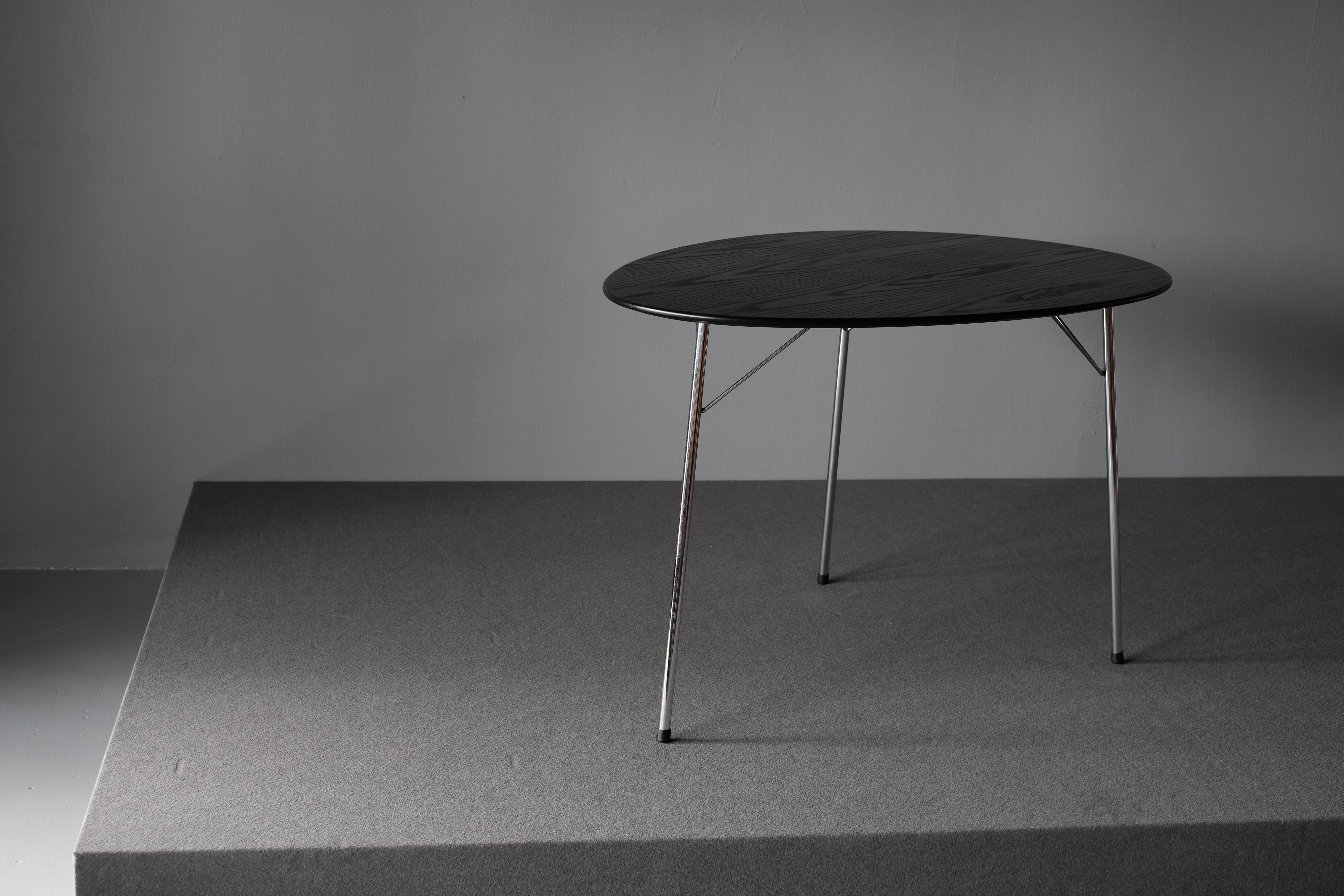 Danois Ensemble d'anniversaires Arne Jacobsen, 3 chaises et table « Ant » en vente