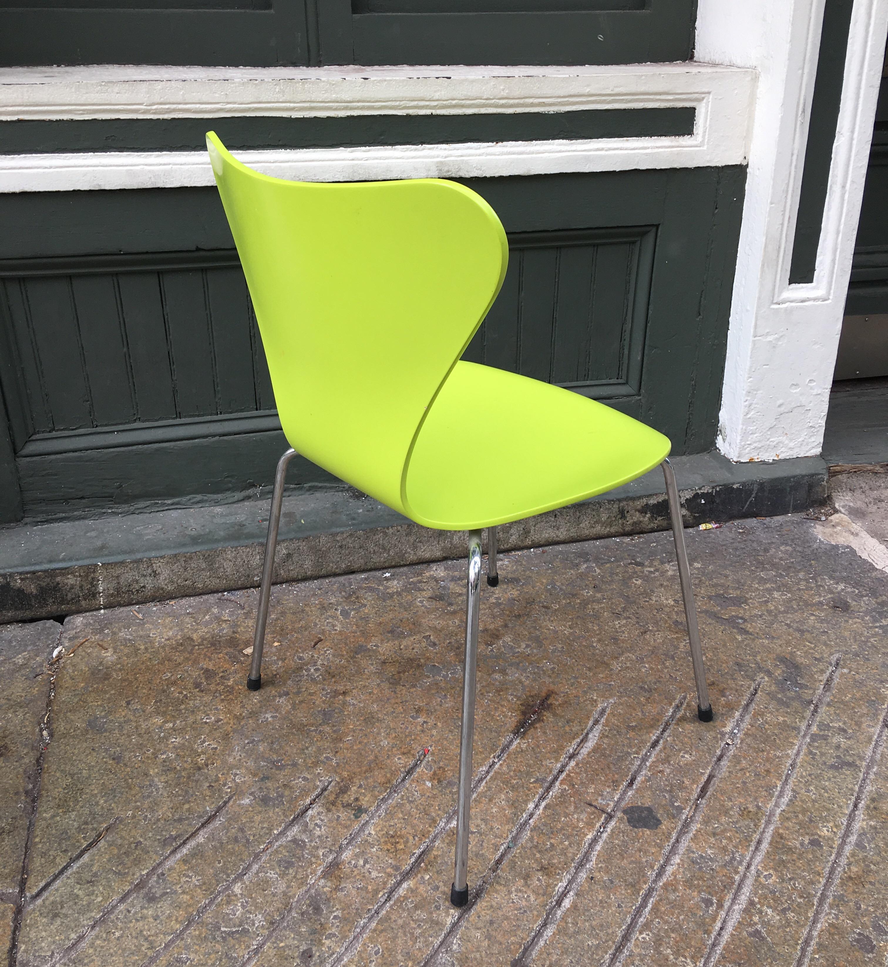 Arne Jacobsen Ant Chairs in Yellow and Green, Series 7 Model 3107 In Good Condition In Philadelphia, PA