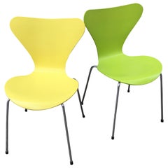 Arne Jacobsen Ameisenstühle in Gelb und Grün:: Serie 7 Modell 3107