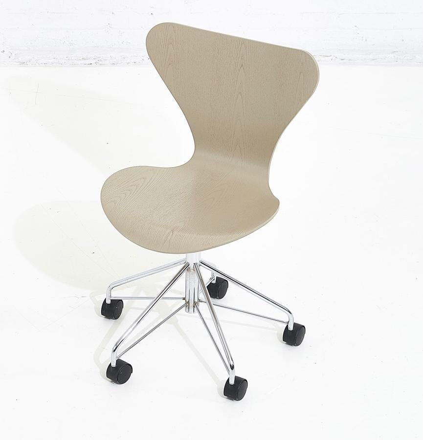 Rolling “Ant” desk chair by Arne Jacobsen for Fritz Hansen. Made in Denmark. Vintage 1980’s production.