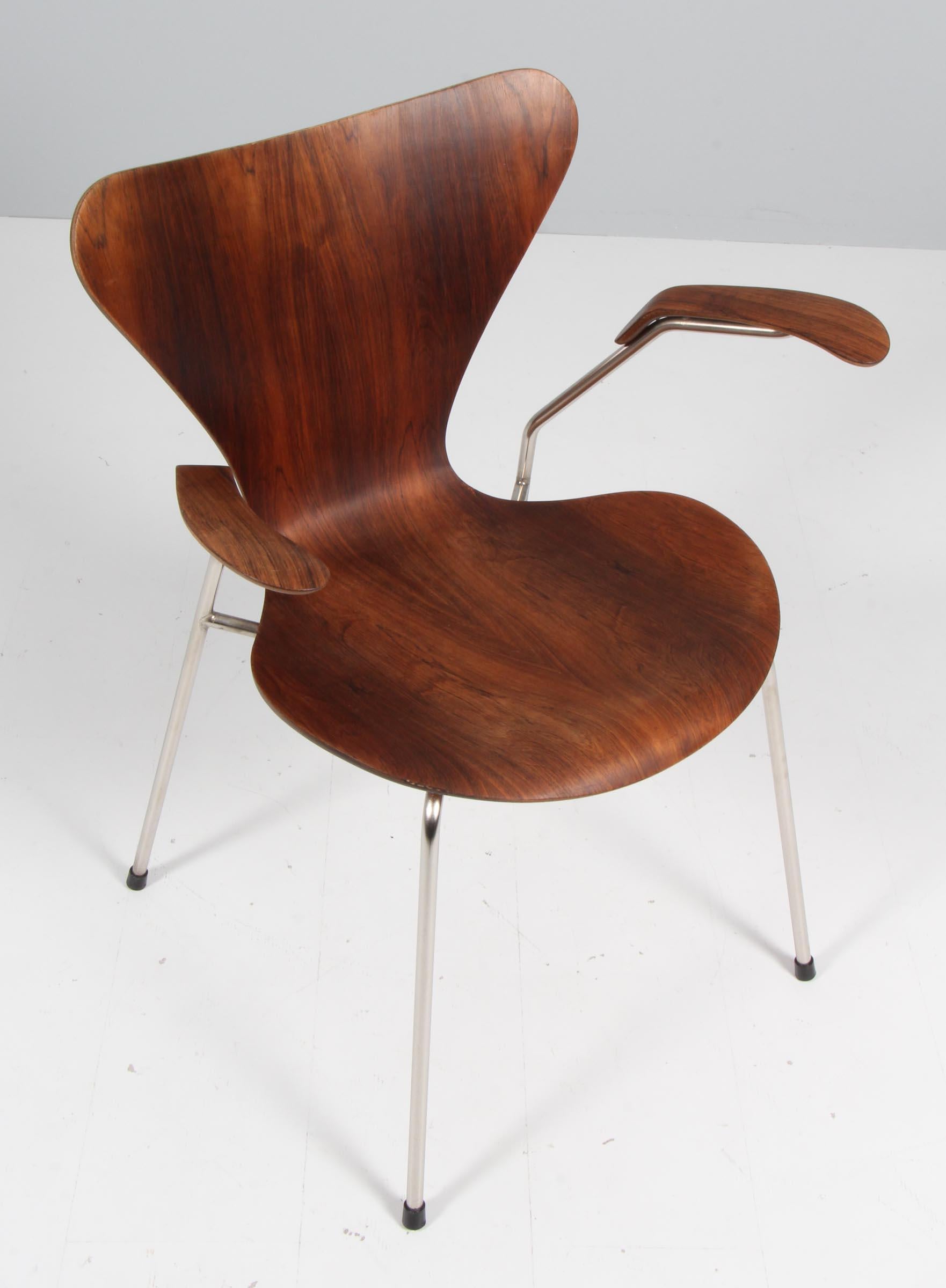 Arne Jacobsen armchair with veener of rosewood

Base of chrome steel tube.

Model 3207 Syveren, made by Fritz Hansen.