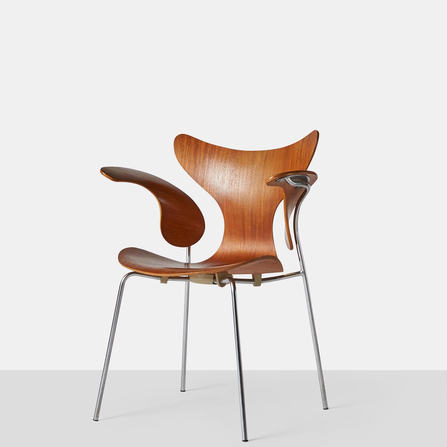 Danois Arne Jacobsen, Fauteuil Lily, Modèle 3208 en vente