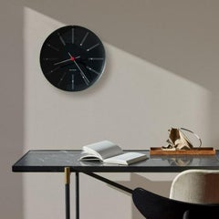 Reloj de pared «Bankers» de Arne Jacobsen, negro, Ø 8,3 pulgadas