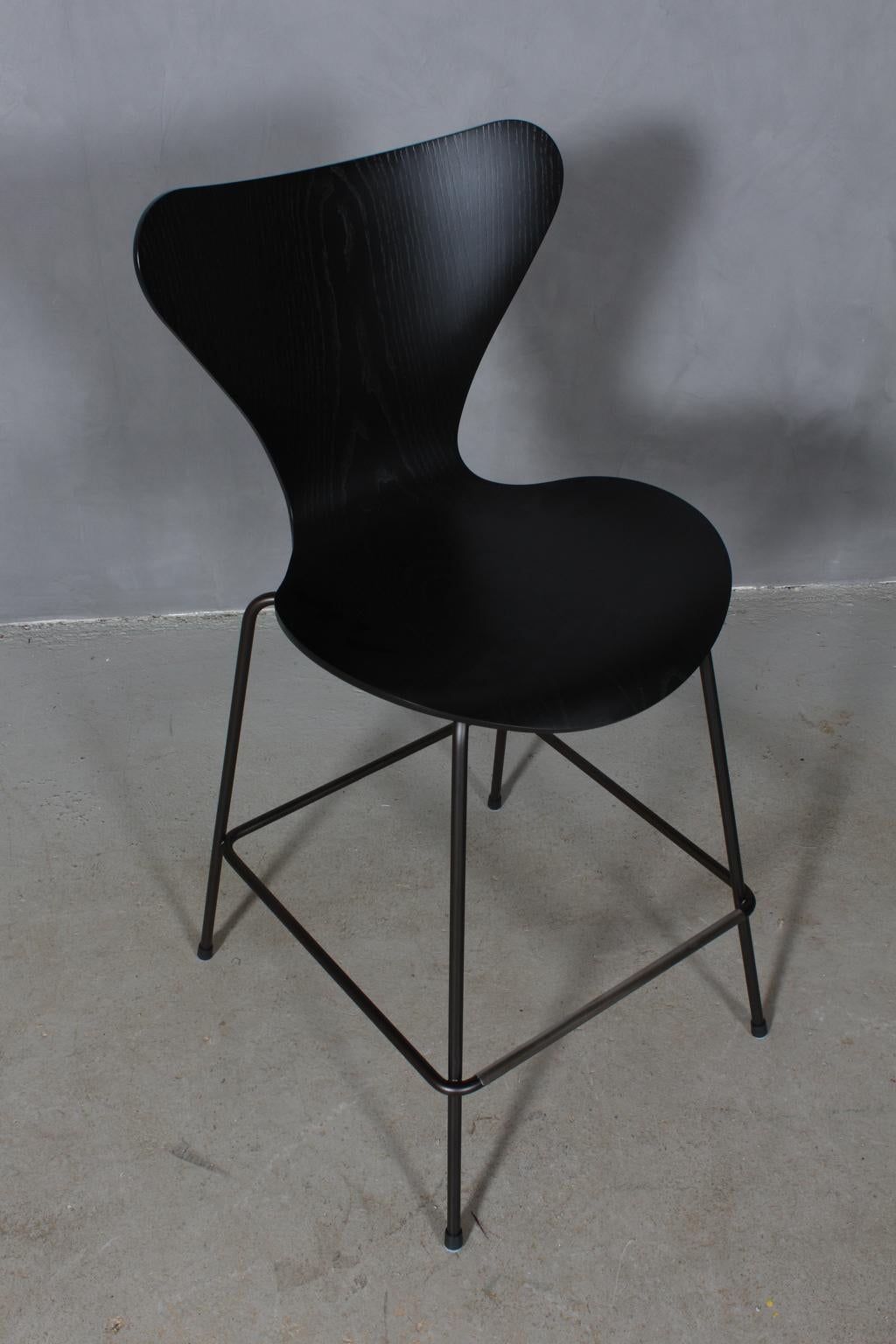 Arne Jacobsen bar chair with shell of black ash veener.

Base of dark brown powder coated steel.

Model 3187 Syveren, made by Fritz Hansen.

New shell and base with certificate.