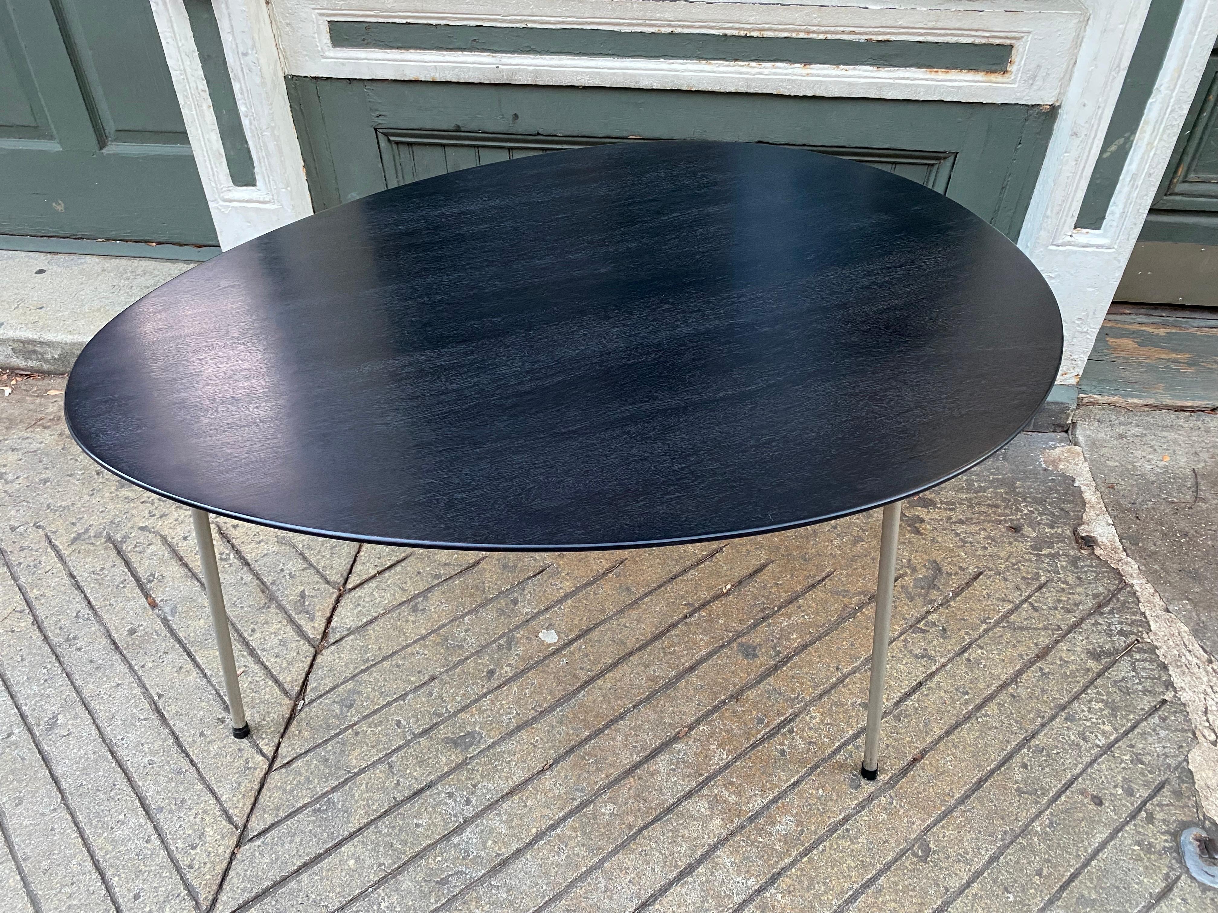Danois Table à œuf noire Arne Jacobsen en vente