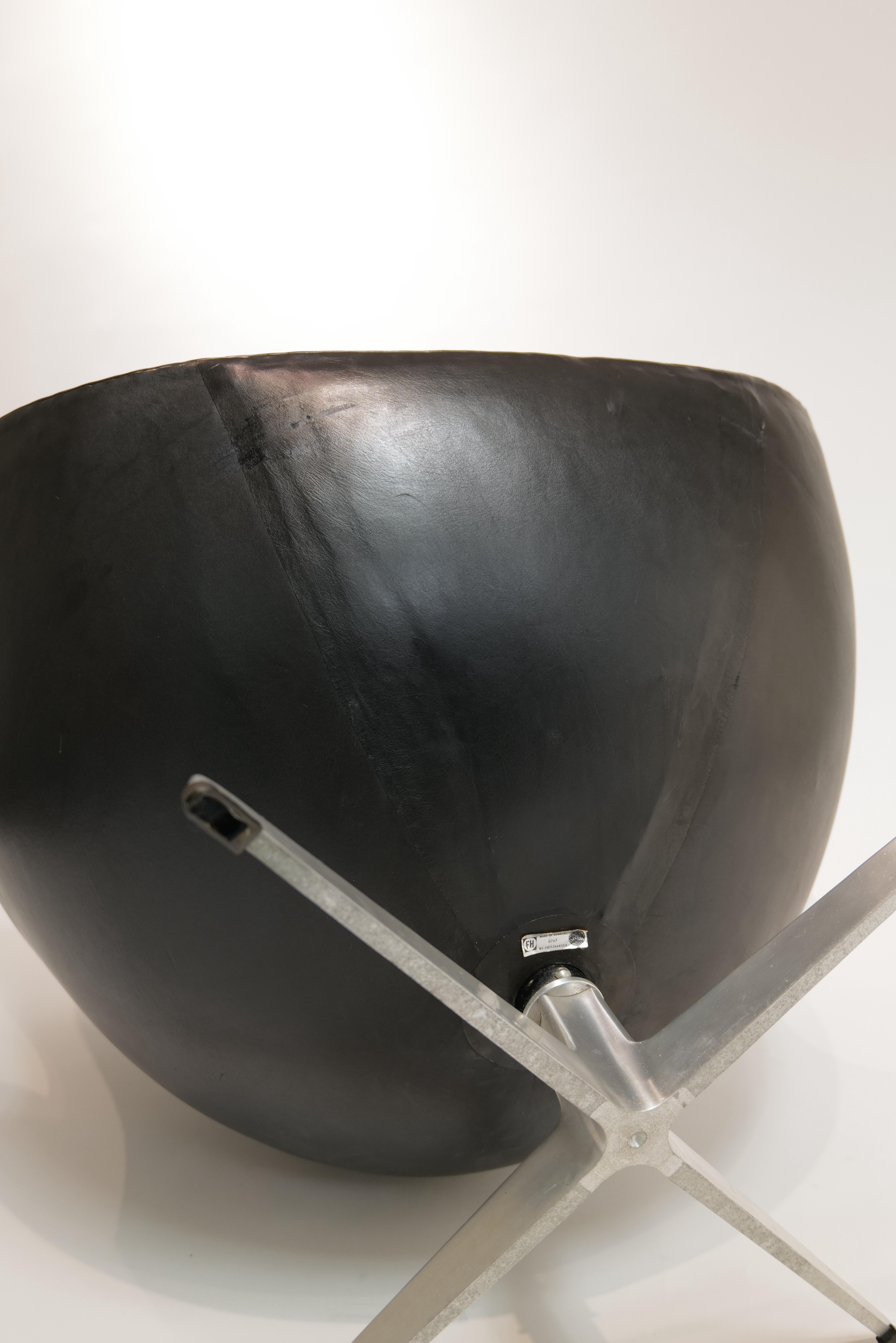 Arne Jacobsen Black Leather Egg Chair with Ottoman for Fritz Hansen For Sale 3