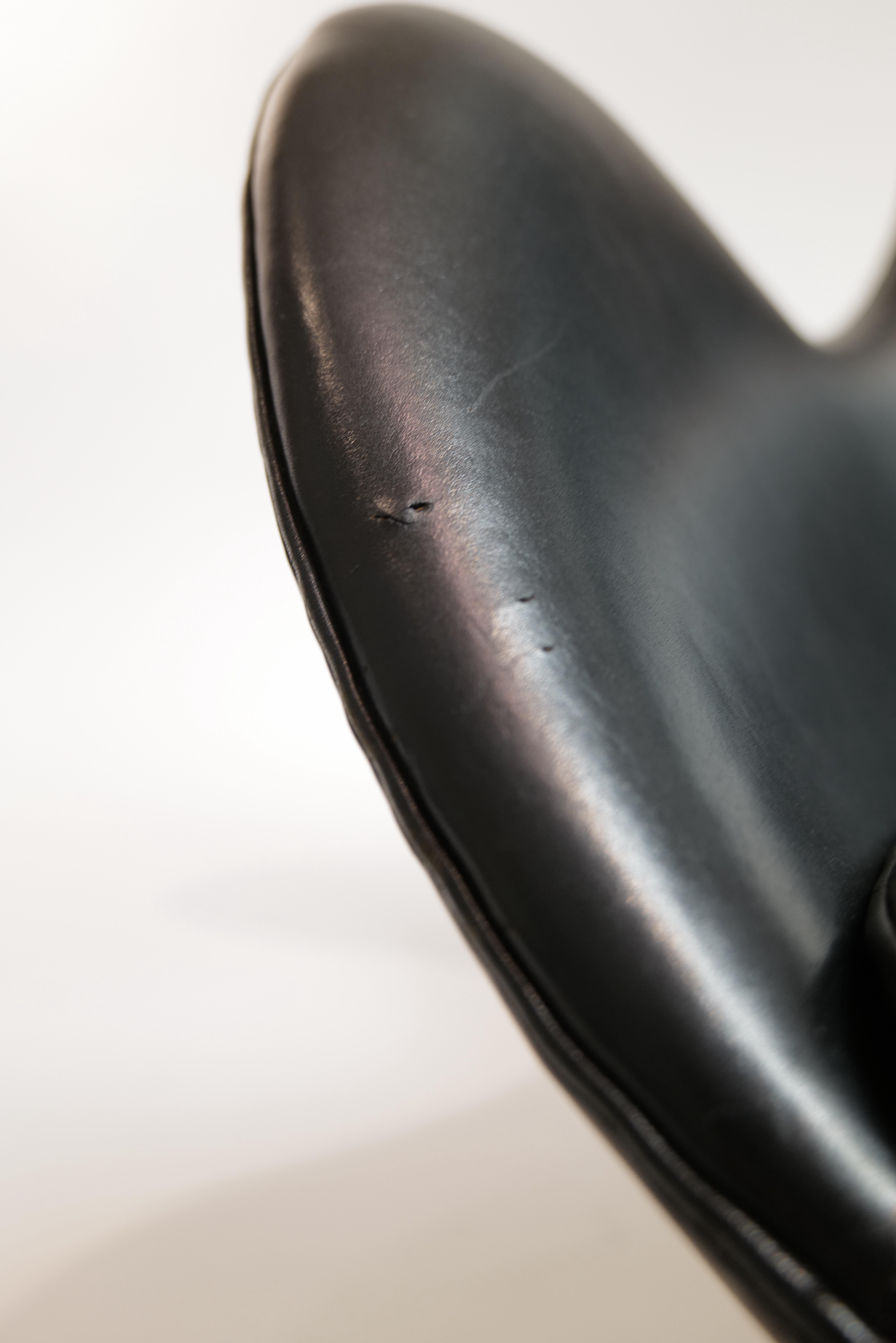 Arne Jacobsen Black Leather Egg Chair with Ottoman for Fritz Hansen For Sale 5