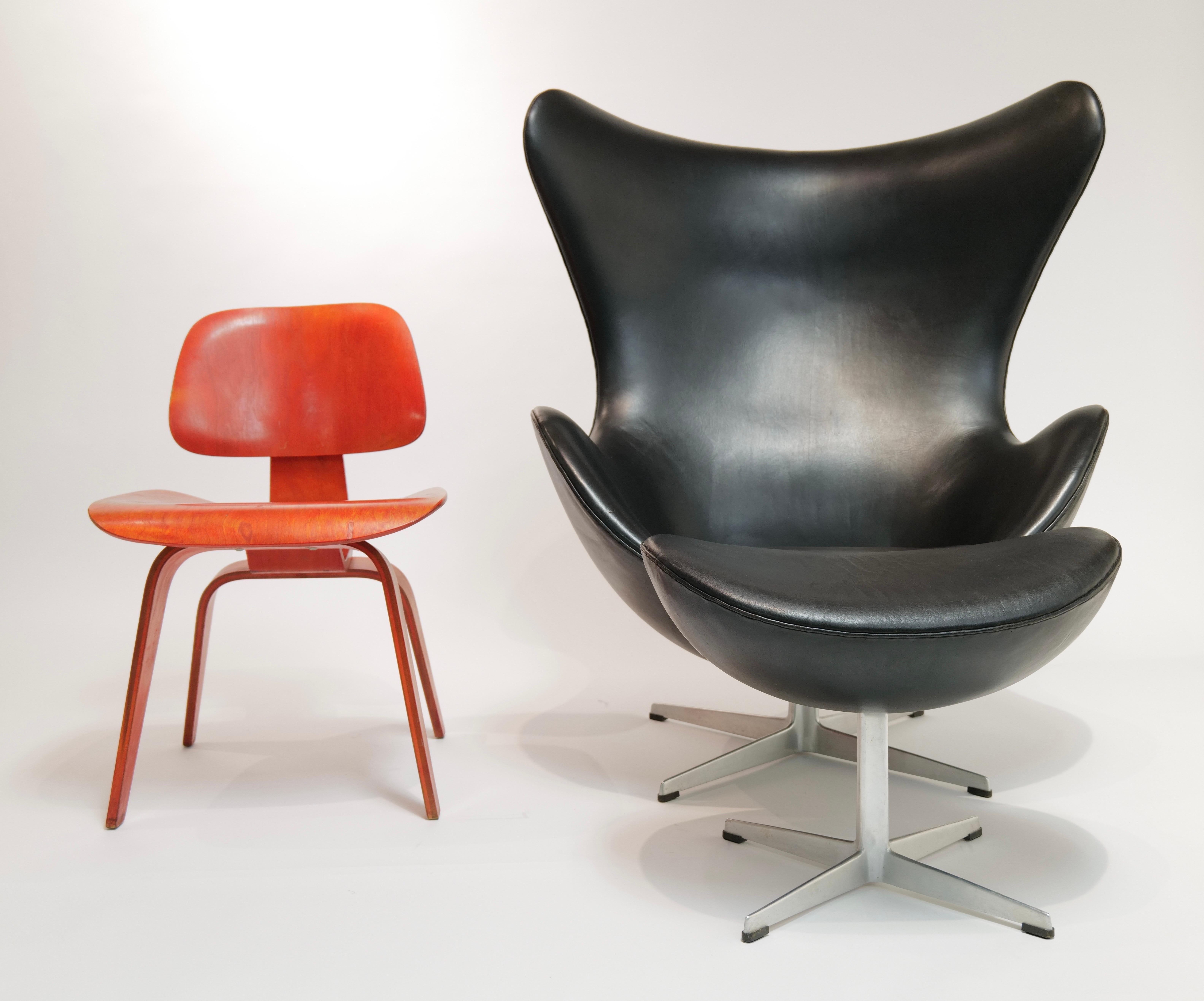 Arne Jacobsen Black Leather Egg Chair with Ottoman for Fritz Hansen For Sale 7