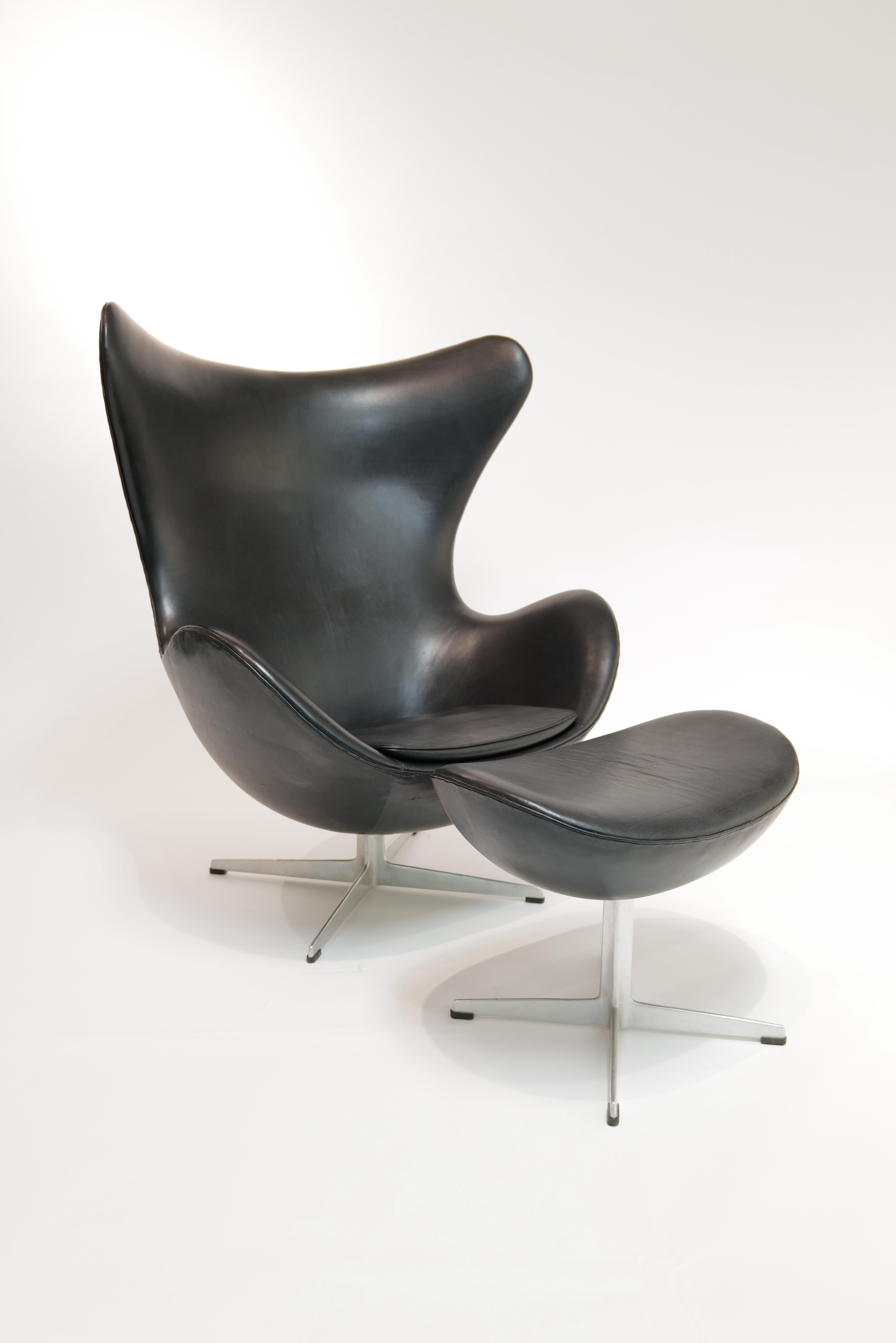 Arne Jacobsen Black Leather Egg Chair with Ottoman for Fritz Hansen For Sale 8