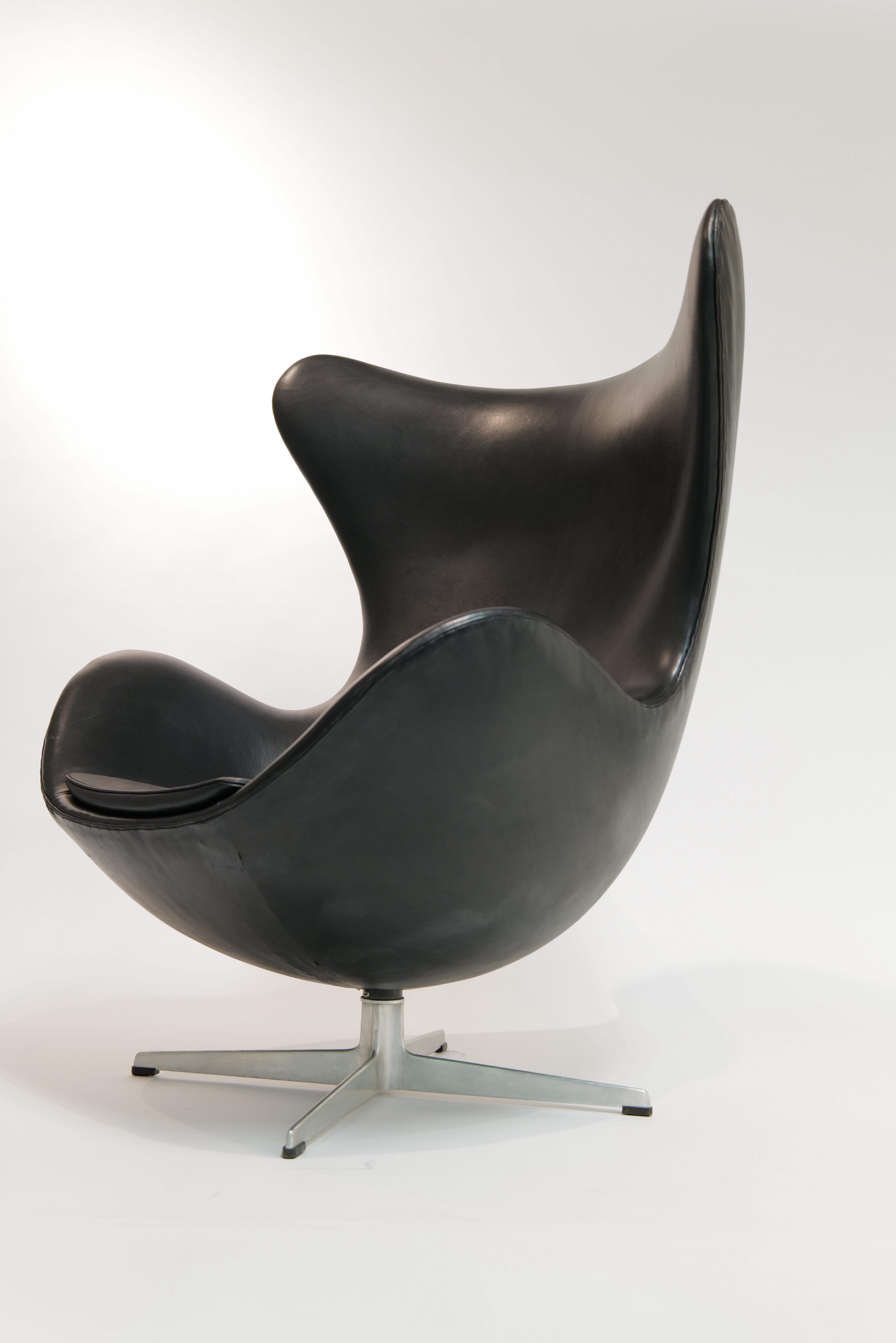 Original Arne Jacobsen Black Leather Egg Chair with Ottoman for Fritz Hansen, Denmark, 1967

A striking example of mid-century modern design, this iconic Egg Chair with matching ottoman was designed by Arne Jacobsen in 1958 for the lobby of the SAS