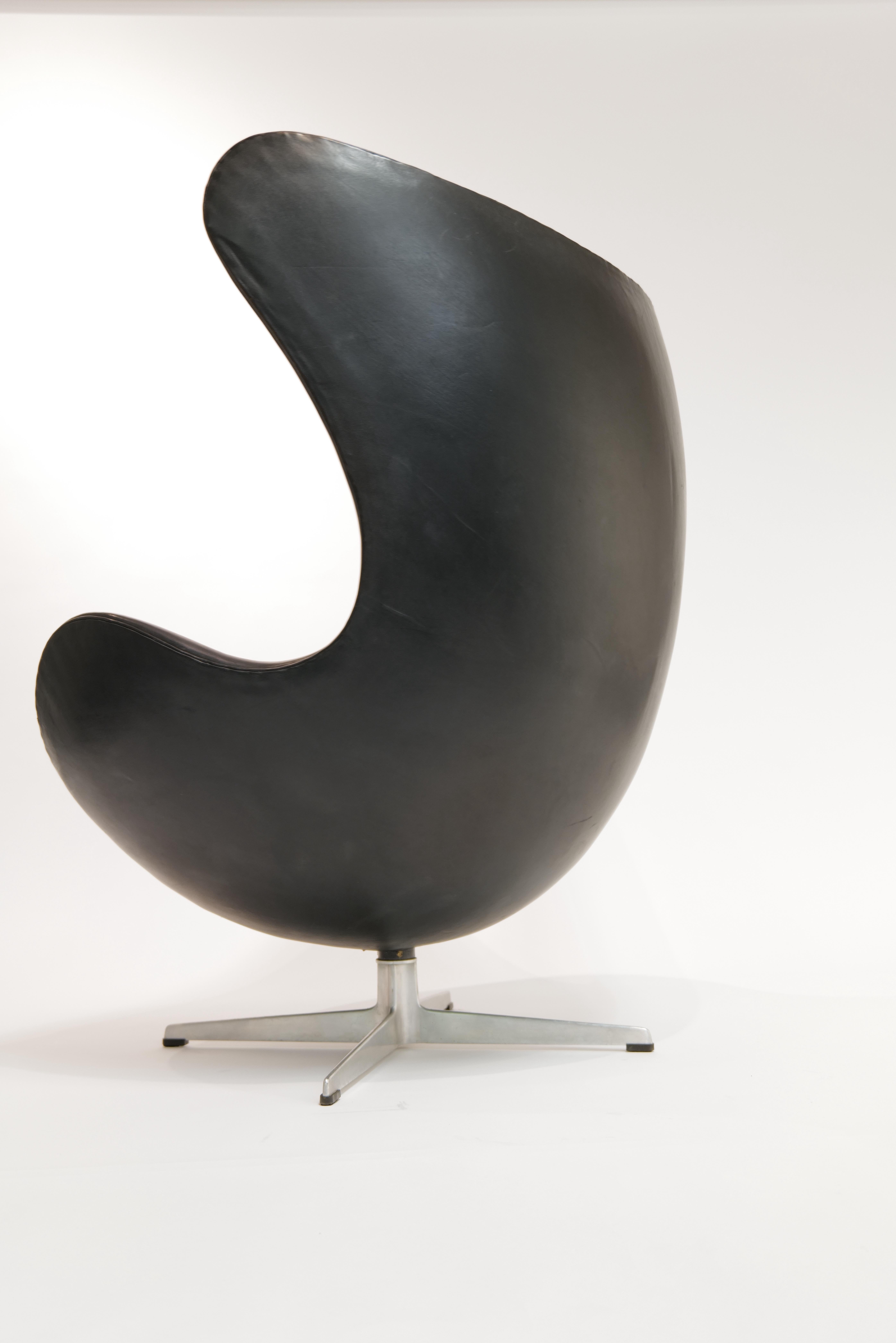 Mid-Century Modern Arne Jacobsen Black Leather Egg Chair with Ottoman for Fritz Hansen For Sale