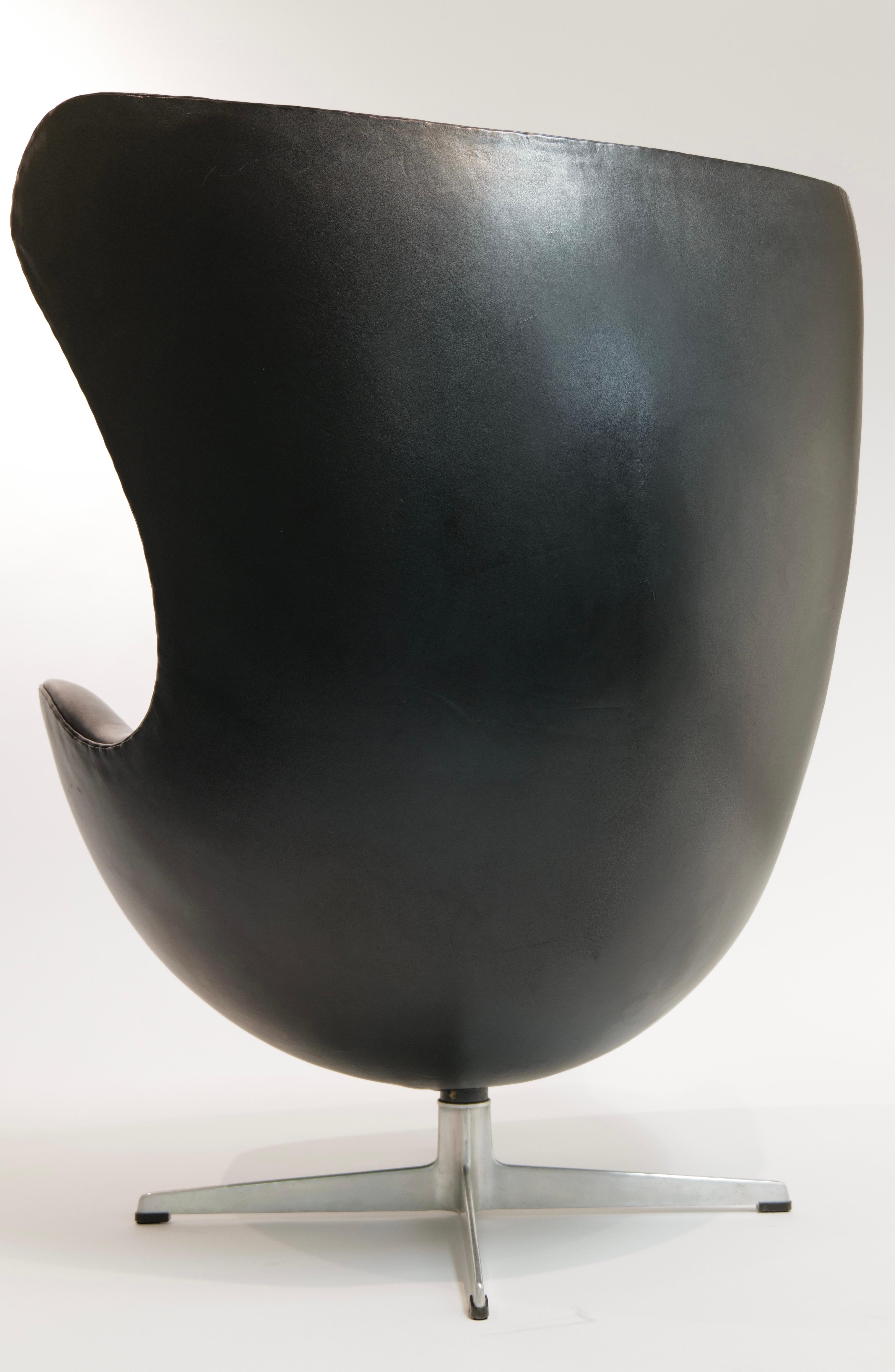 Danish Arne Jacobsen Black Leather Egg Chair with Ottoman for Fritz Hansen For Sale