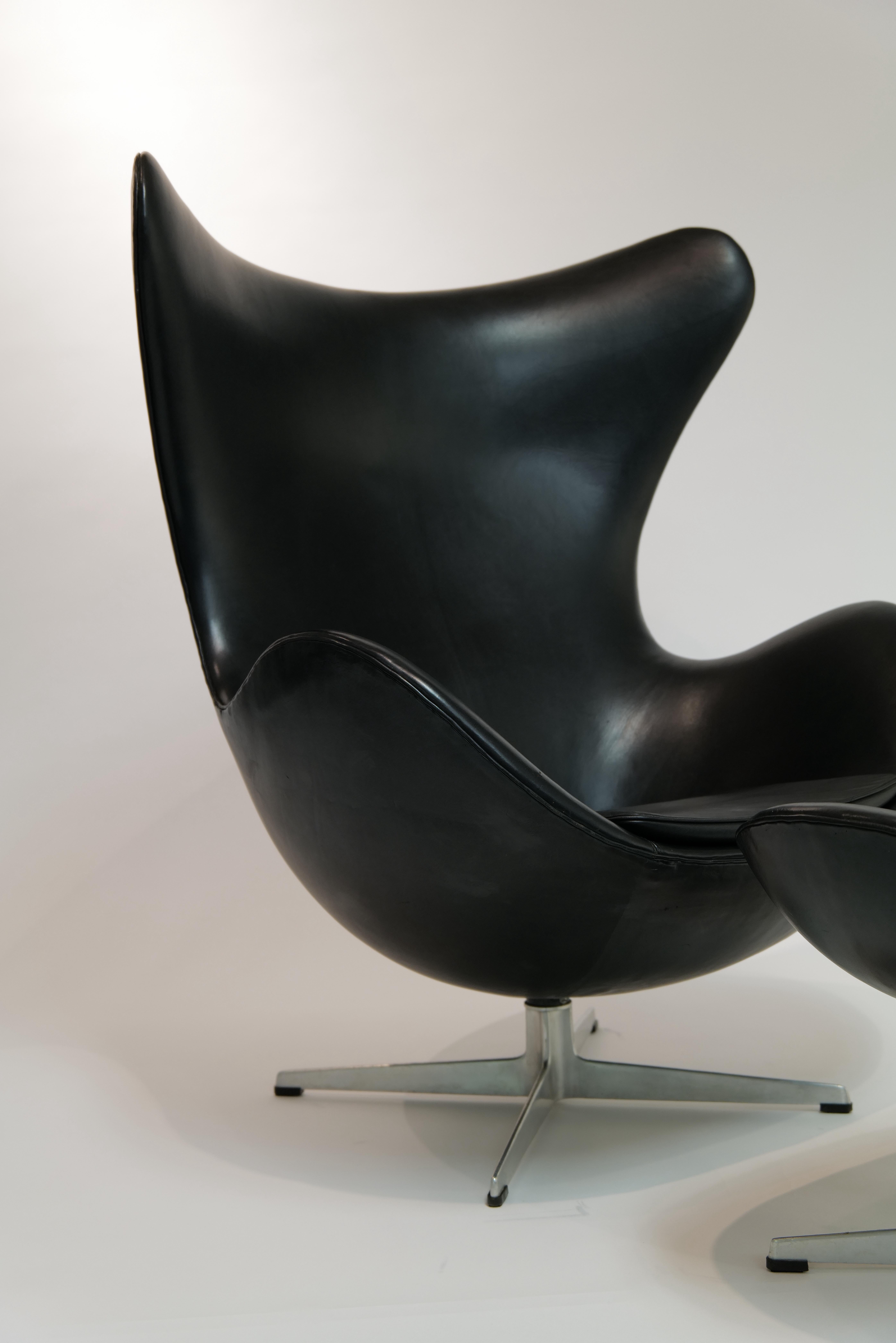 Arne Jacobsen Black Leather Egg Chair with Ottoman for Fritz Hansen In Good Condition For Sale In Oklahoma City, OK