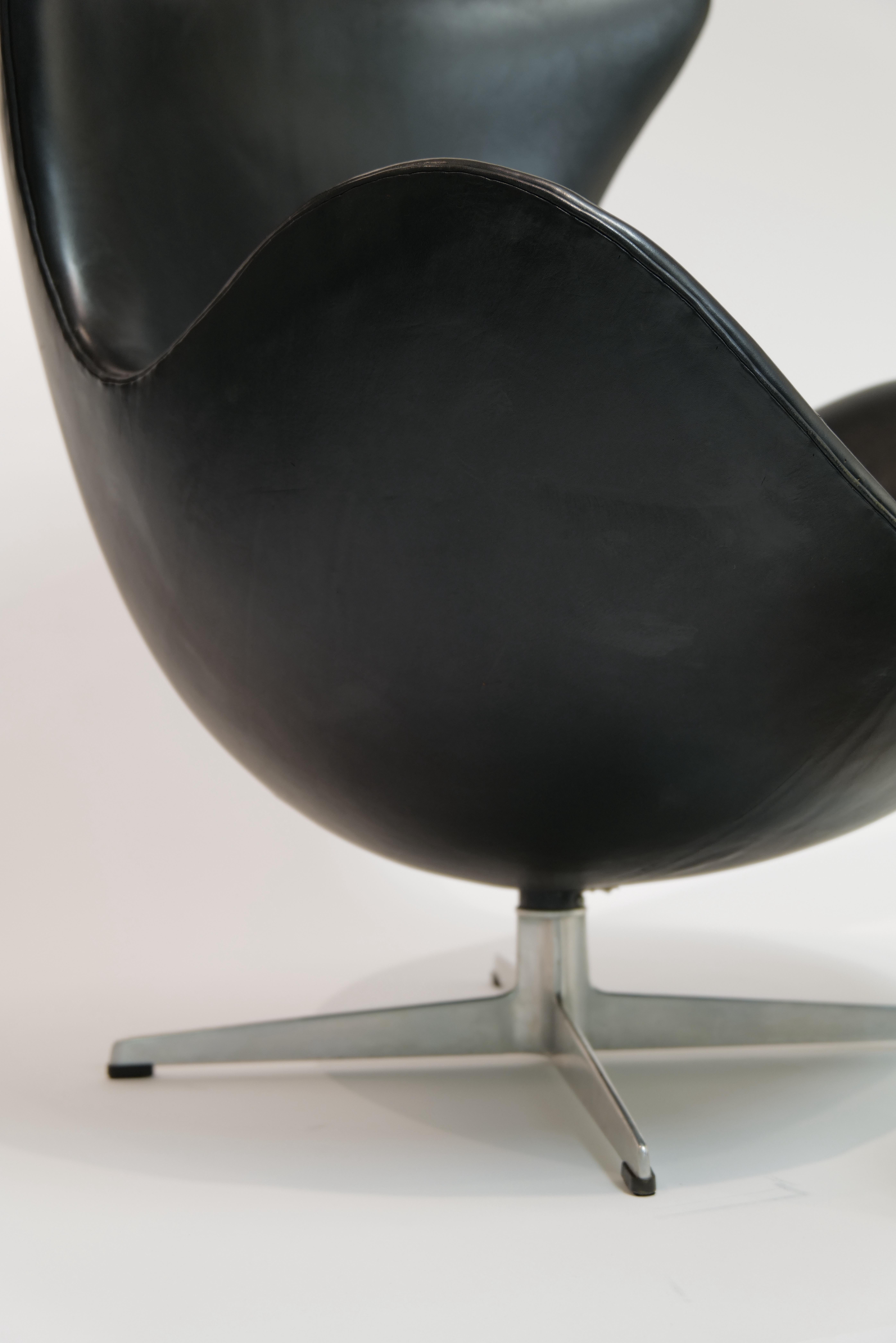 Mid-20th Century Arne Jacobsen Black Leather Egg Chair with Ottoman for Fritz Hansen For Sale