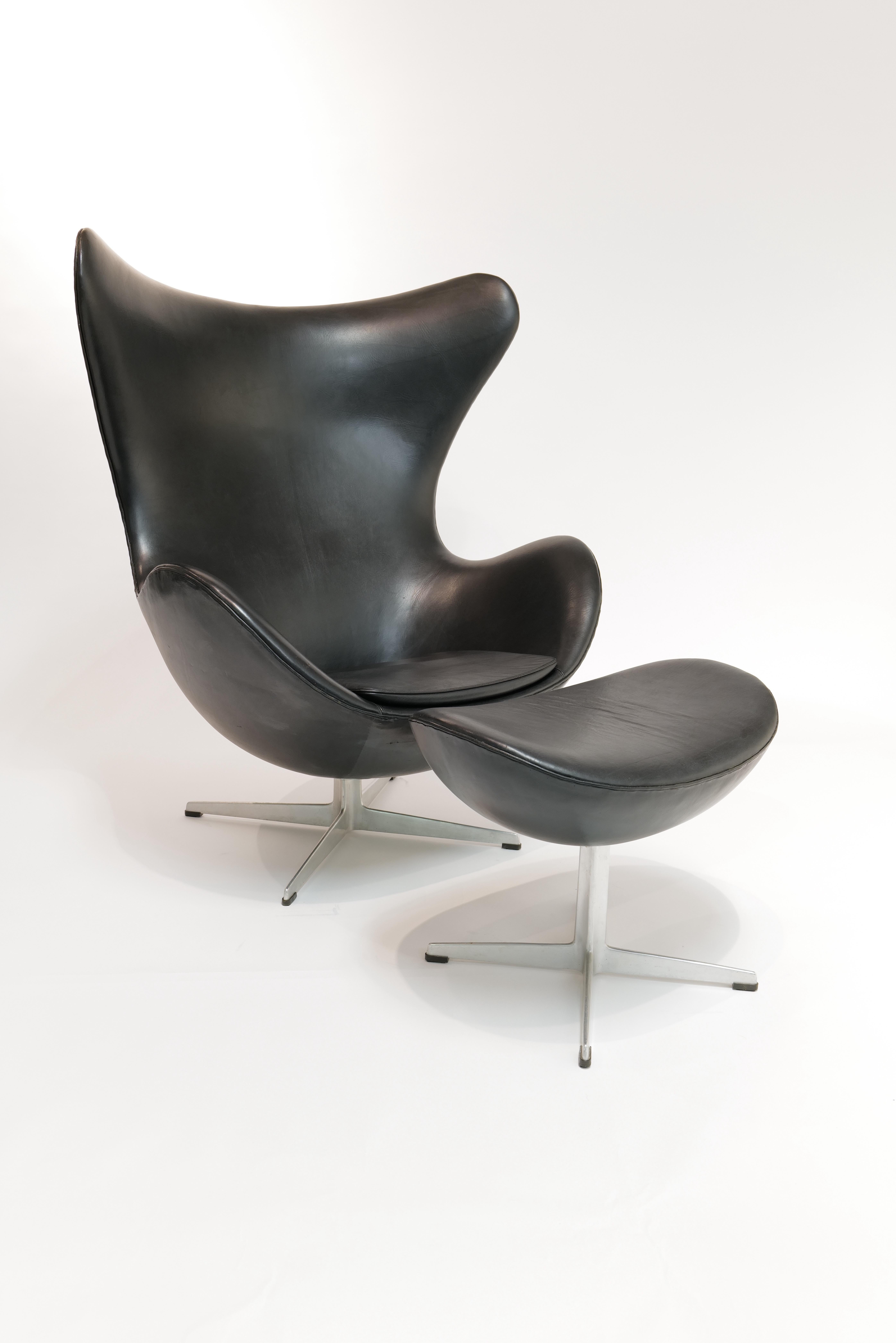 Aluminum Arne Jacobsen Black Leather Egg Chair with Ottoman for Fritz Hansen For Sale