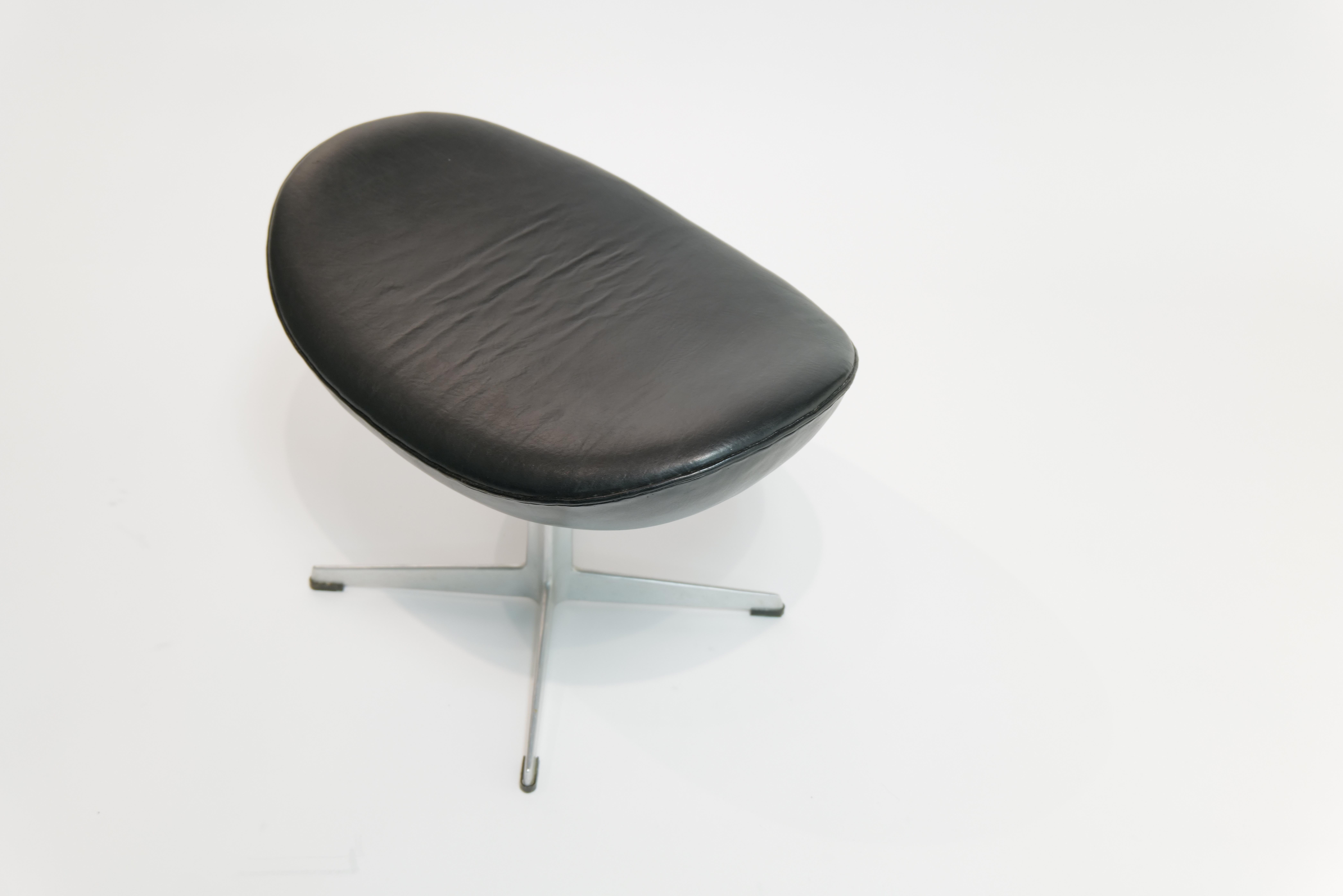 Arne Jacobsen Black Leather Egg Chair with Ottoman for Fritz Hansen For Sale 1
