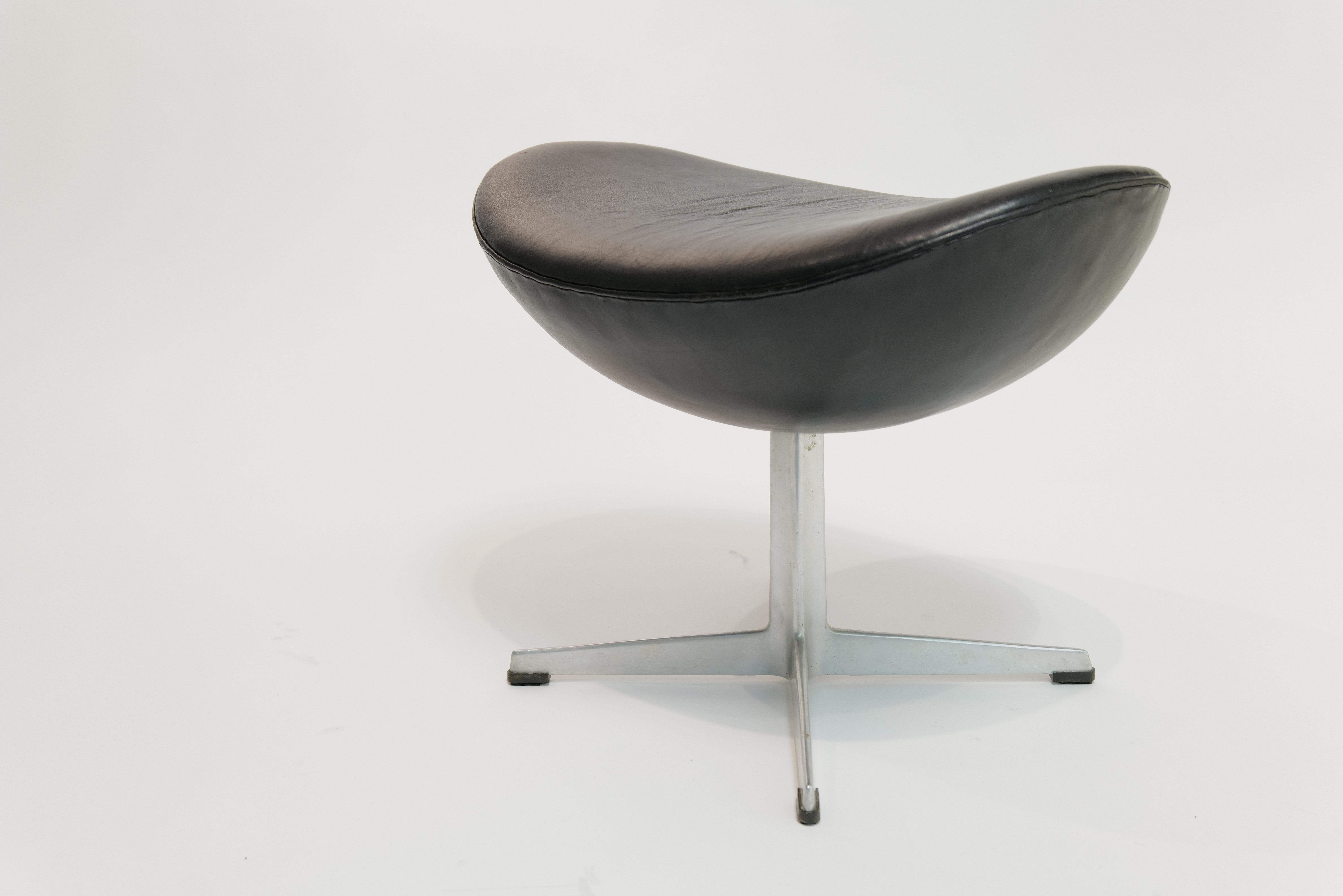 Arne Jacobsen Black Leather Egg Chair with Ottoman for Fritz Hansen For Sale 2