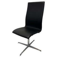 Sedia Oxford Classic in pelle nera di Arne Jacobsen per Republic of Fritz Hansen