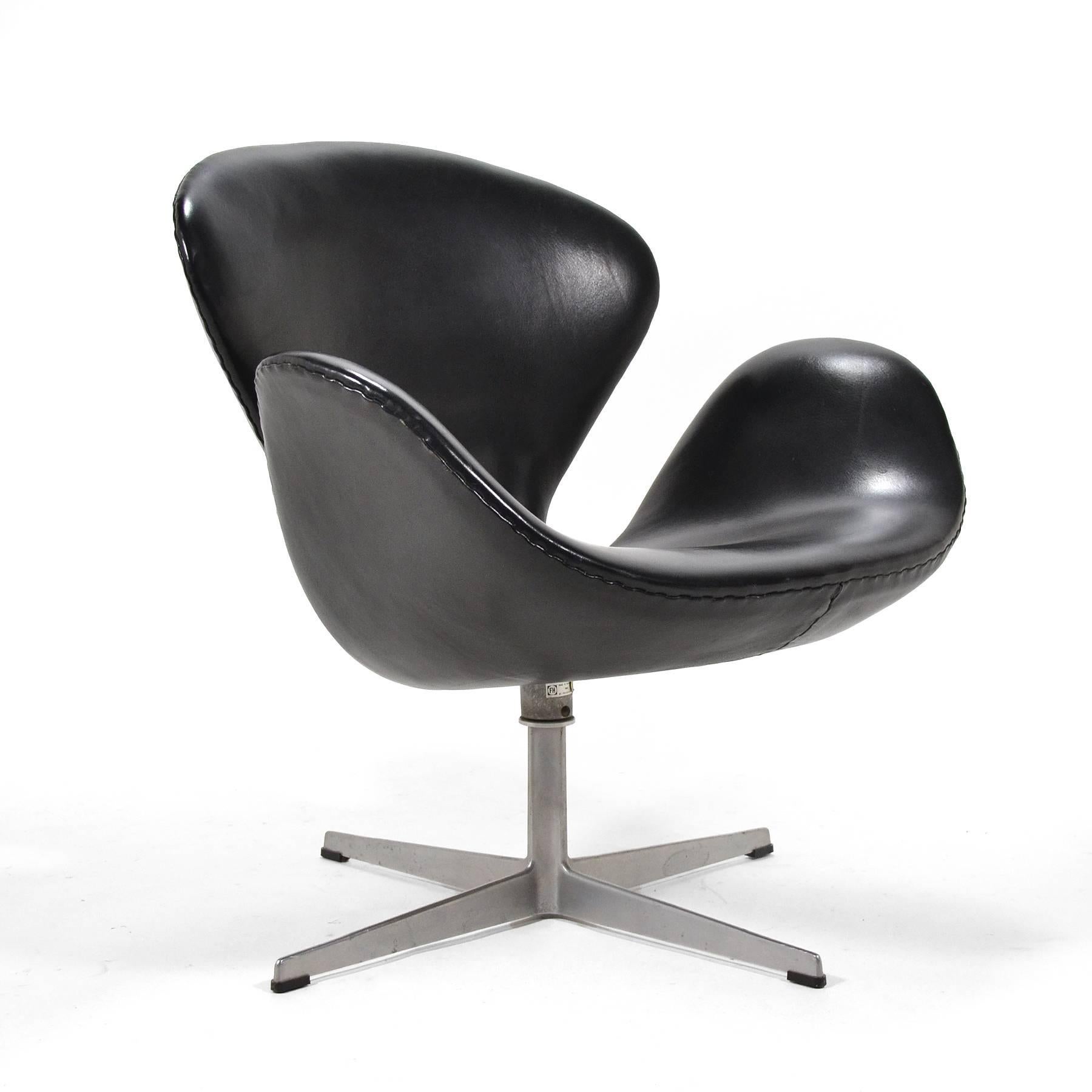 Jacobsen's iconic design upholstered in rich black leather. 