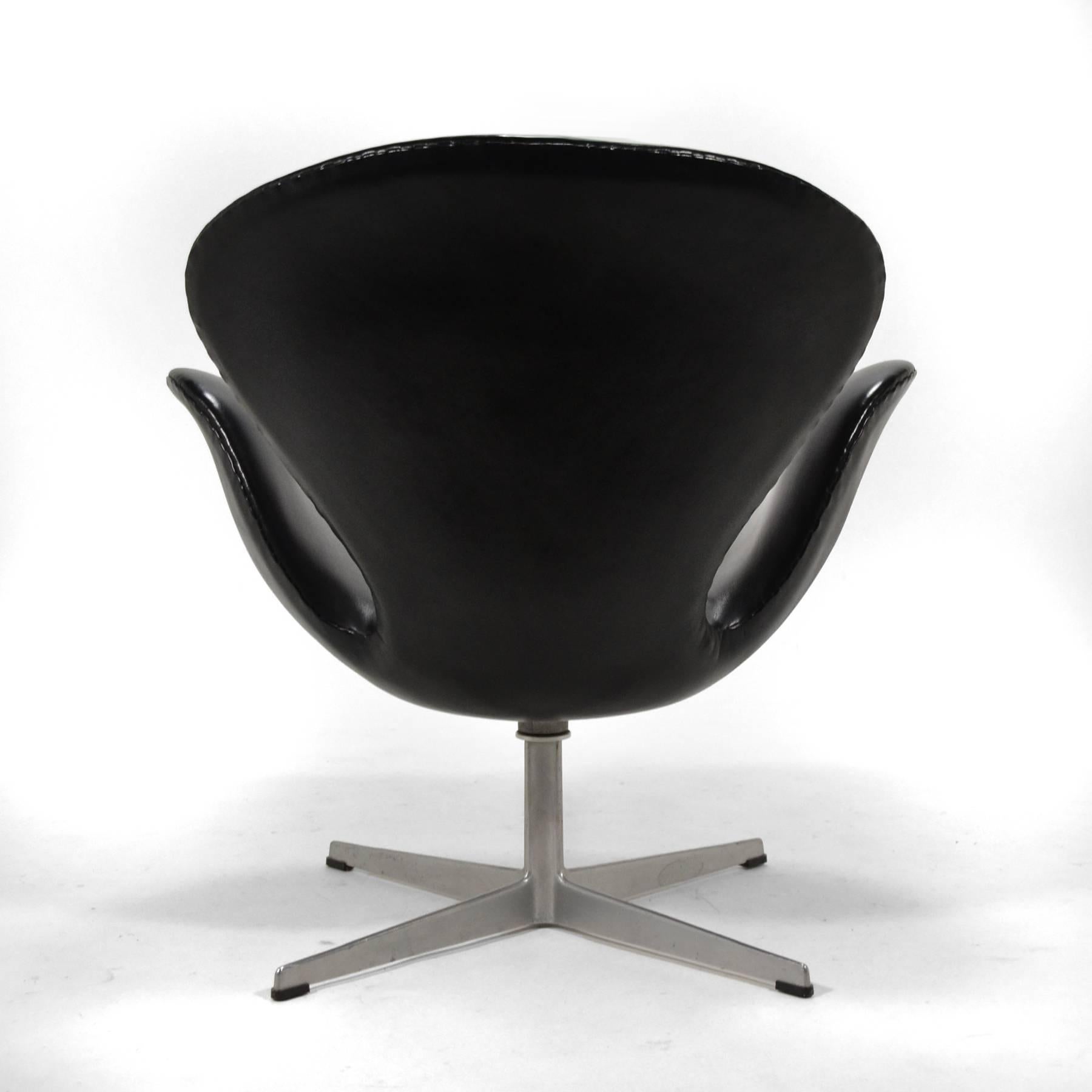 Scandinavian Modern Arne Jacobsen Black Leather Swan Chair by Fritz Hansen