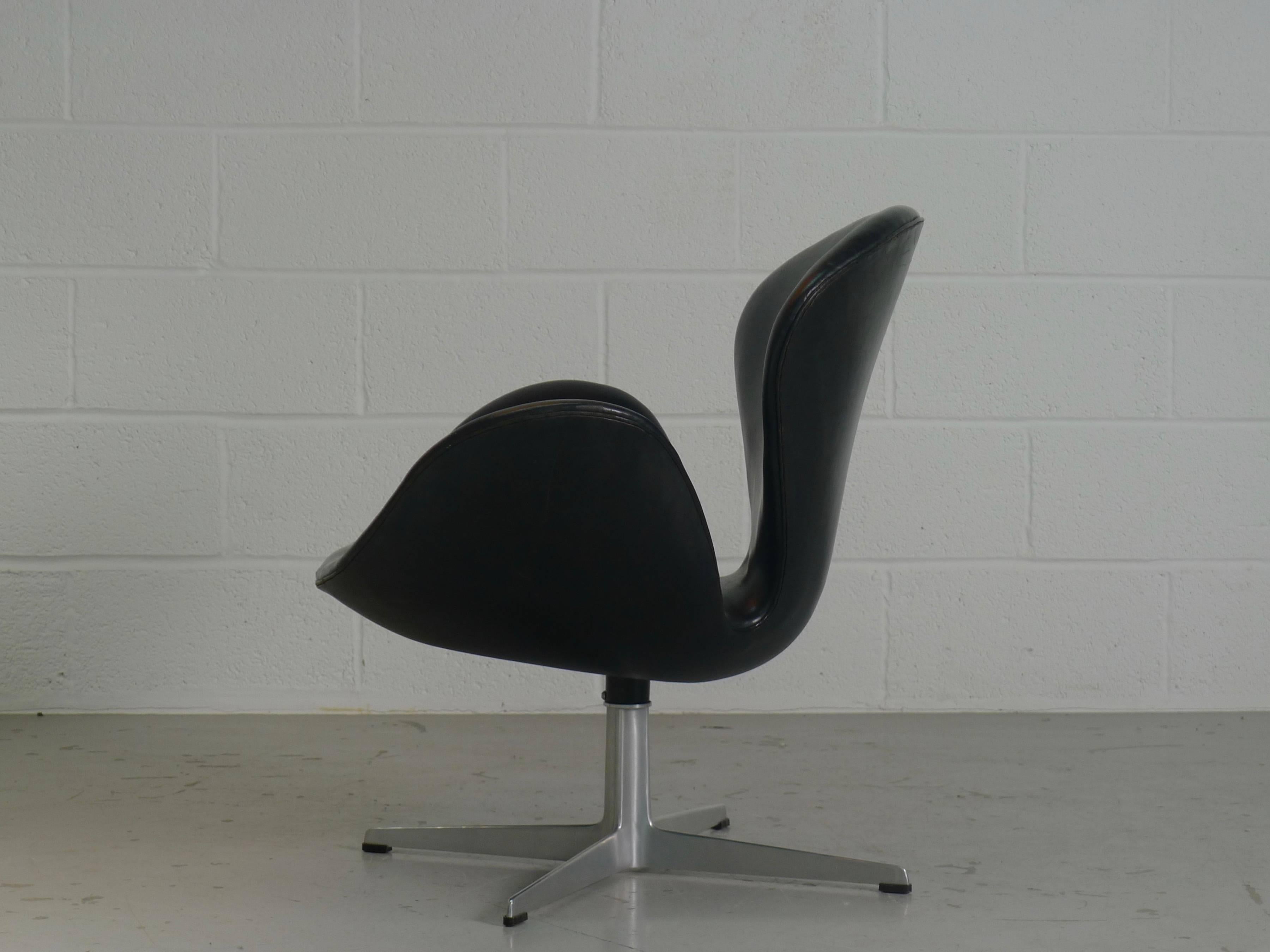 Mid-Century Modern Arne Jacobsen, Black Leather Swan Chair for Fritz Hansen, Denmark, 1957