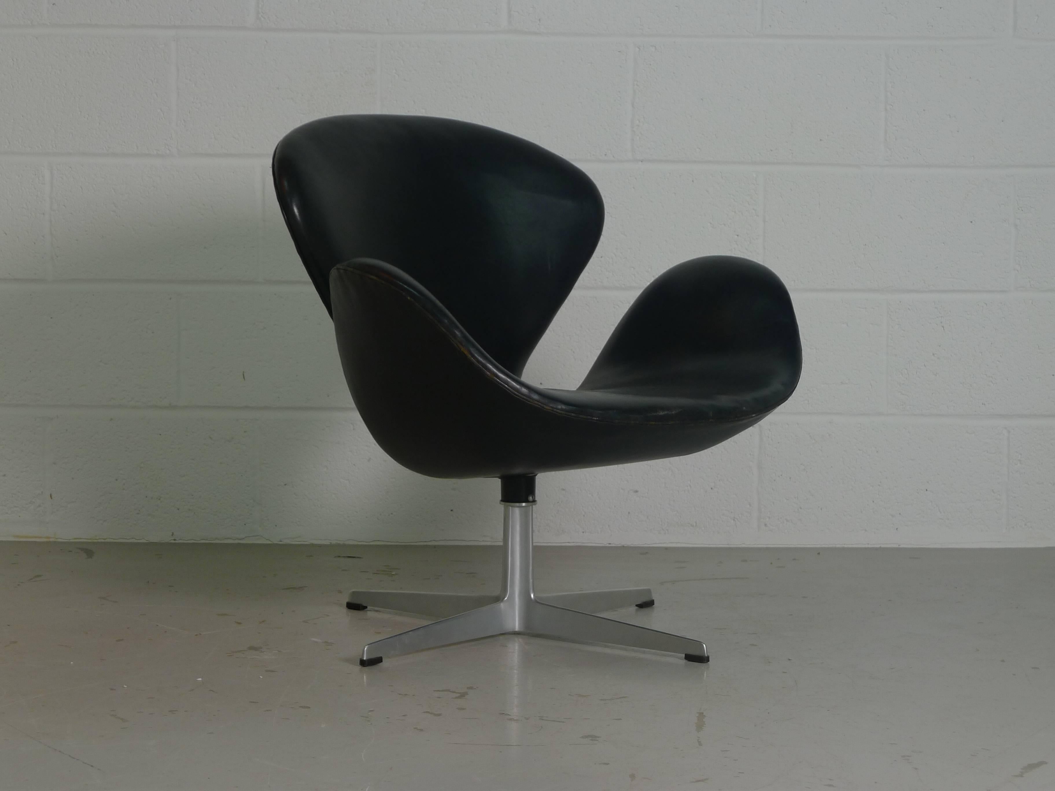 Arne Jacobsen, Black Leather Swan Chair for Fritz Hansen, Denmark, 1957 In Good Condition In Wargrave, Berkshire