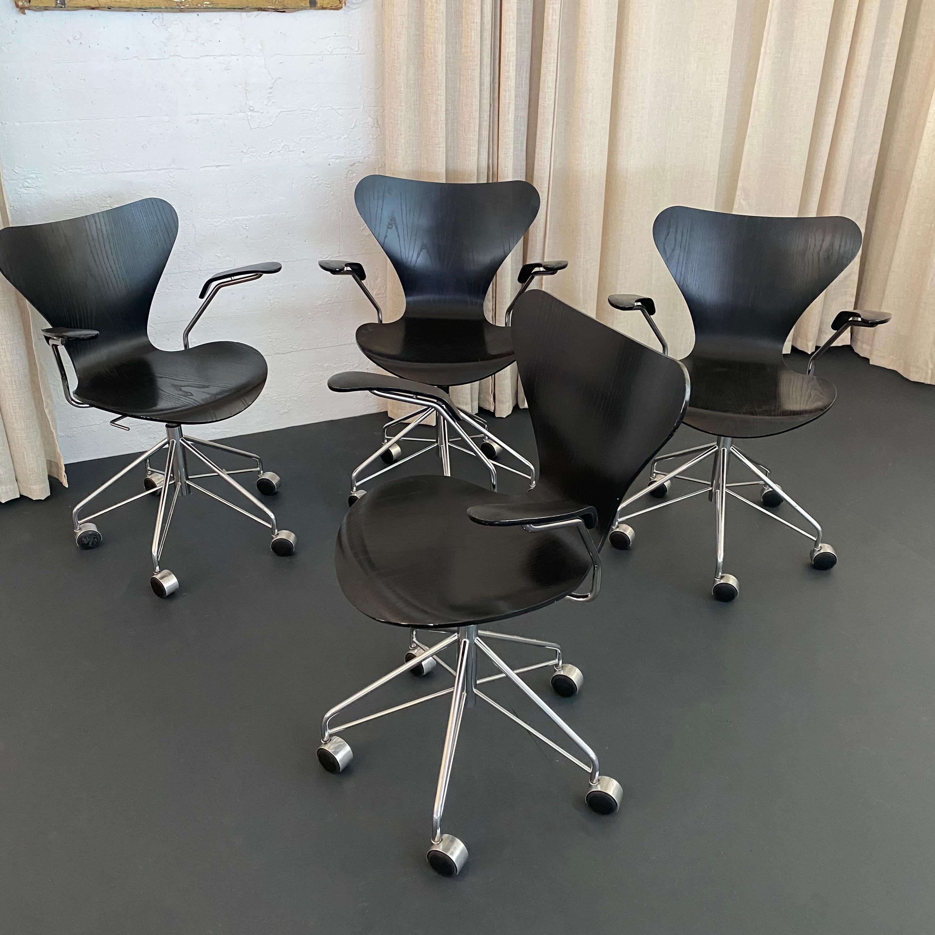 Arne Jacobsen Poltrona girevole regolabile Serie 7 Nera Modello 3217 Fritz Hansen in vendita 3