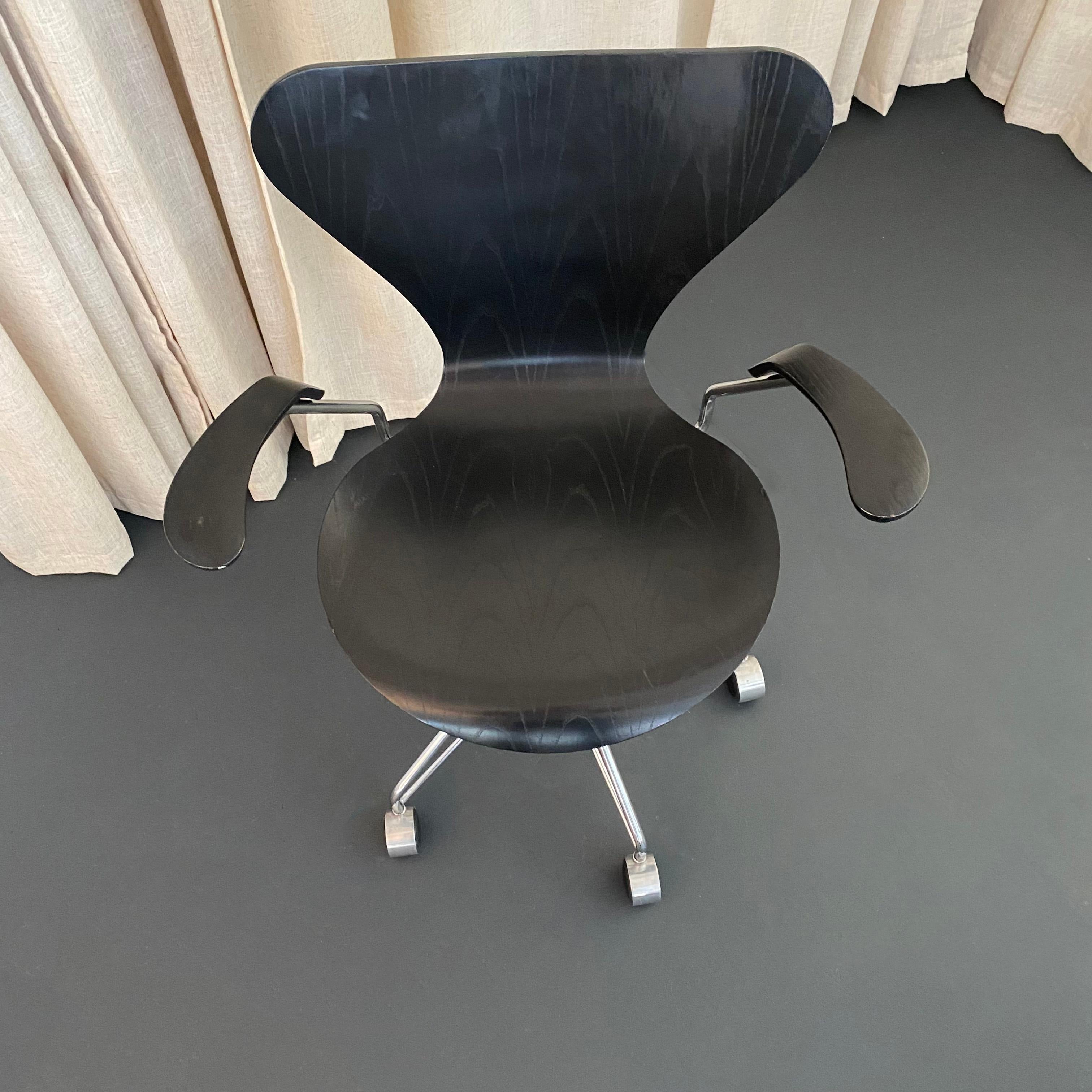 Arne Jacobsen Poltrona girevole regolabile Serie 7 Nera Modello 3217 Fritz Hansen in vendita 4