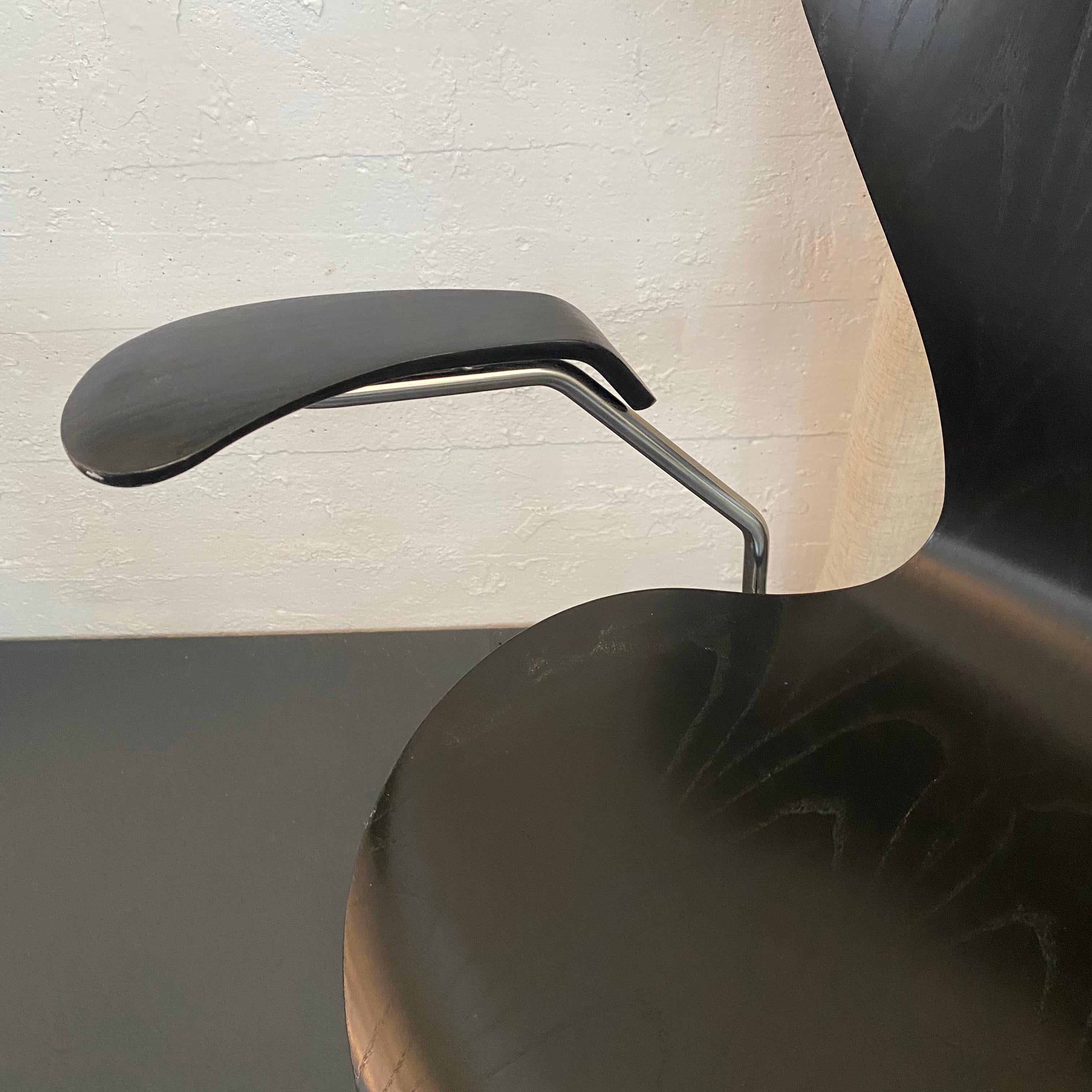 Arne Jacobsen Poltrona girevole regolabile Serie 7 Nera Modello 3217 Fritz Hansen in vendita 5