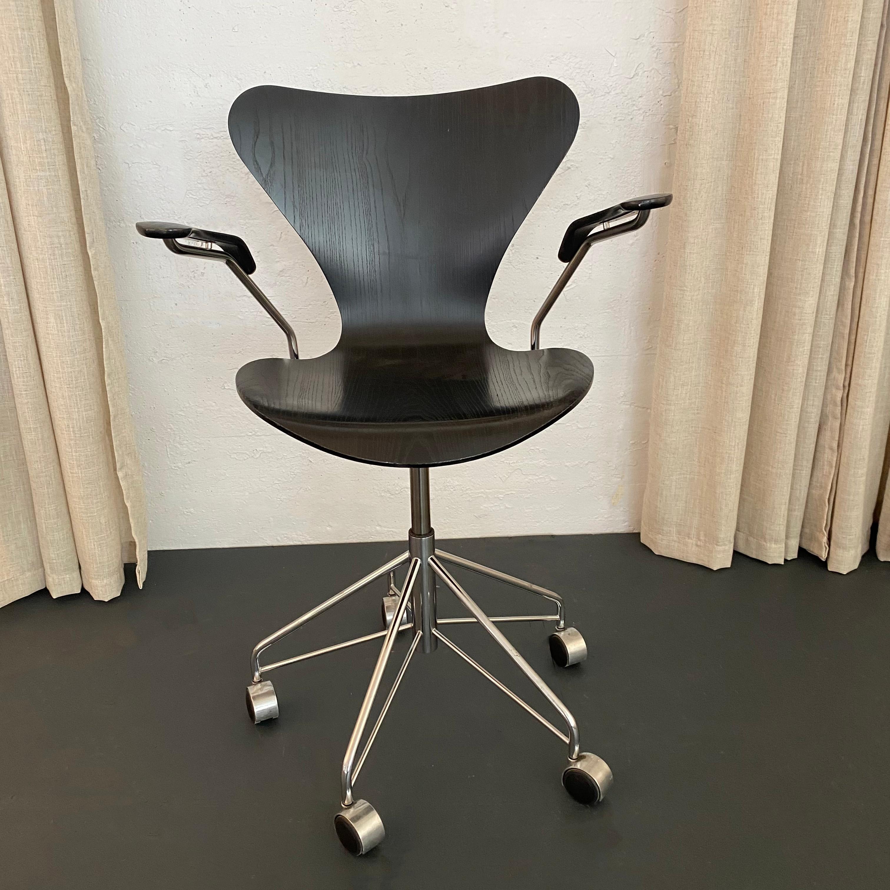 Scultorea, funzionale e confortevole, la poltrona Black Series 7 è stata disegnata da Arne Jacobsen per Fritz Hansen nel 1955 ed è un'icona della storia dell'arredamento moderno. La sedia è realizzata con 9 strati di impiallacciatura stampata a